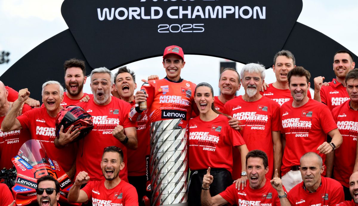 Marc Márquez festeja su noveno título mundial tras conquistar MotoGP 2025 12