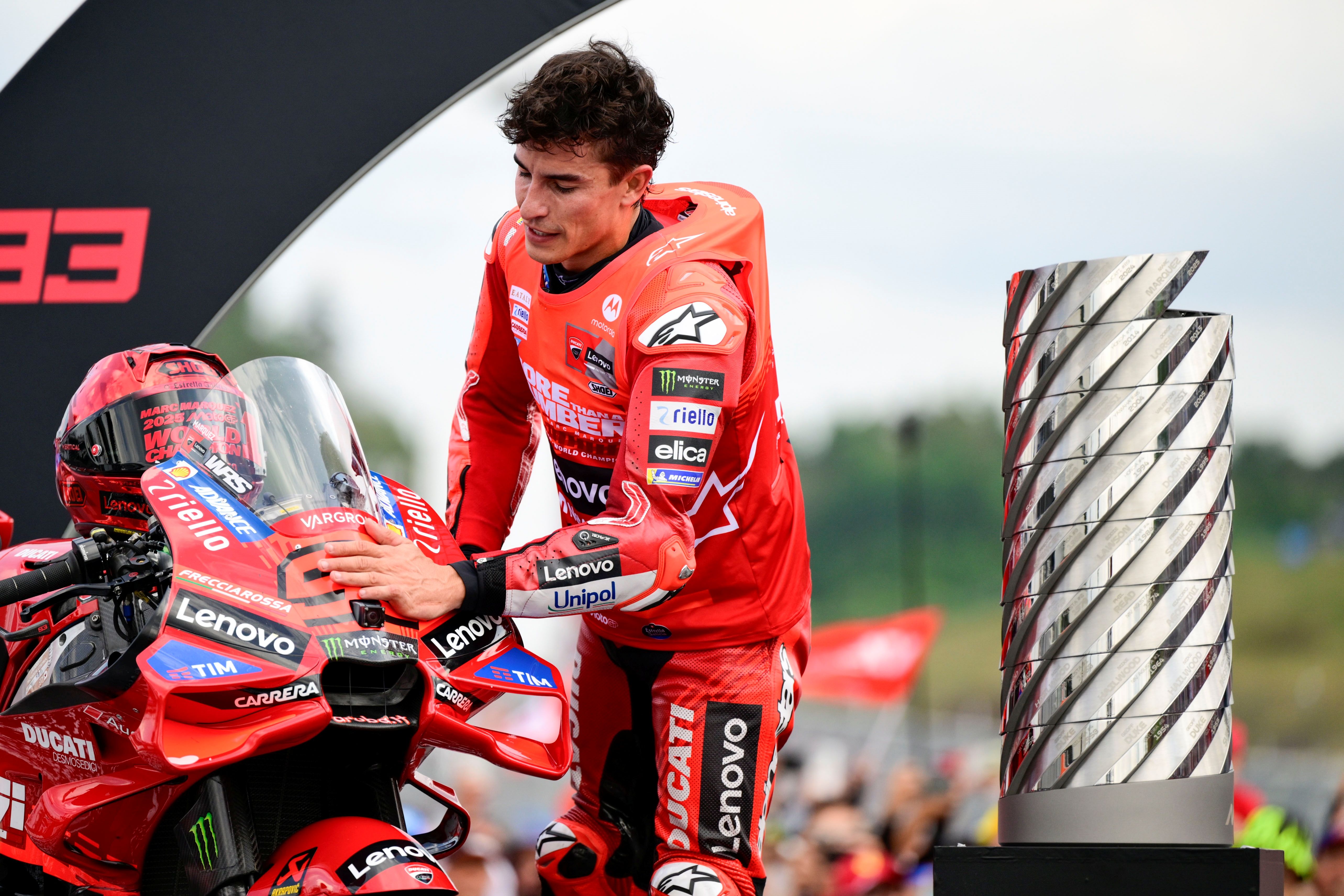 Marc Márquez festeja su noveno título mundial tras conquistar MotoGP 2025 14