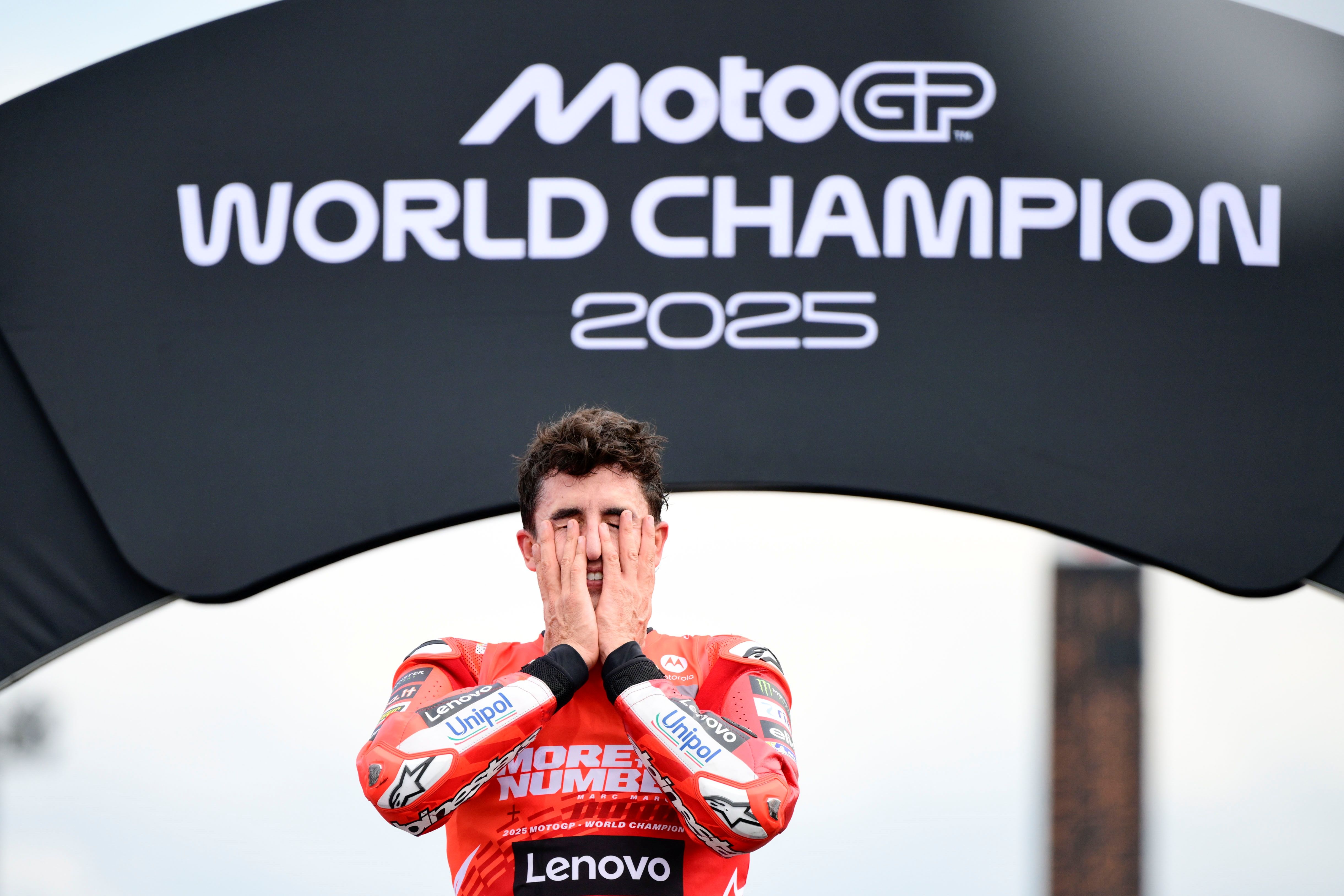 Marc Márquez festeja su noveno título mundial tras conquistar MotoGP 2025 15
