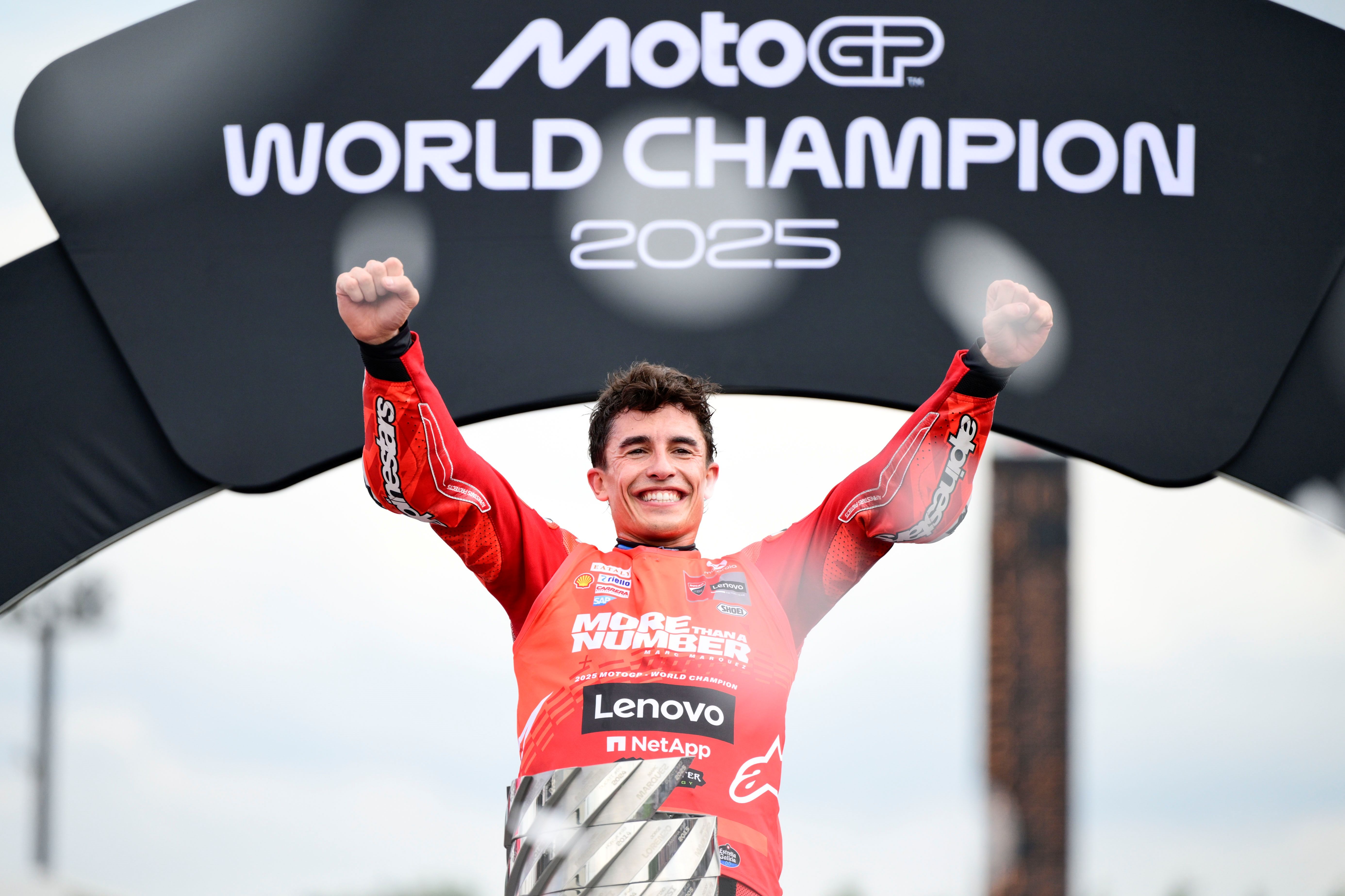 Marc Márquez festeja su noveno título mundial tras conquistar MotoGP 2025 16