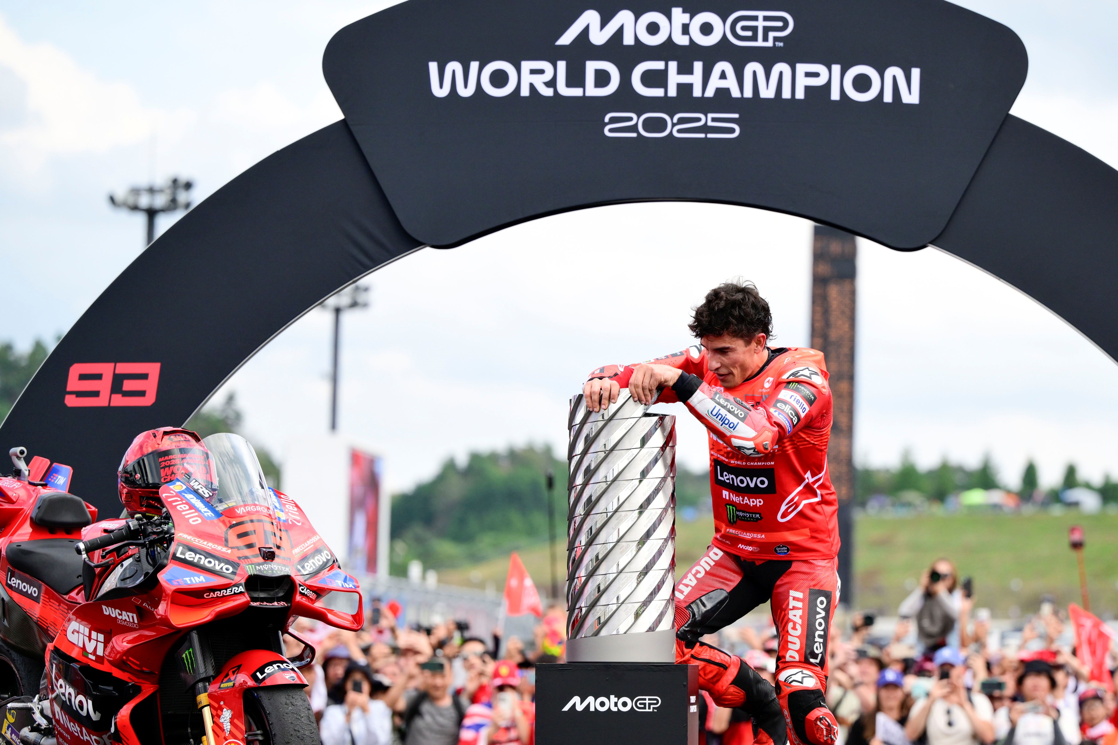 Marc Márquez festeja su noveno título mundial tras conquistar MotoGP 2025 21