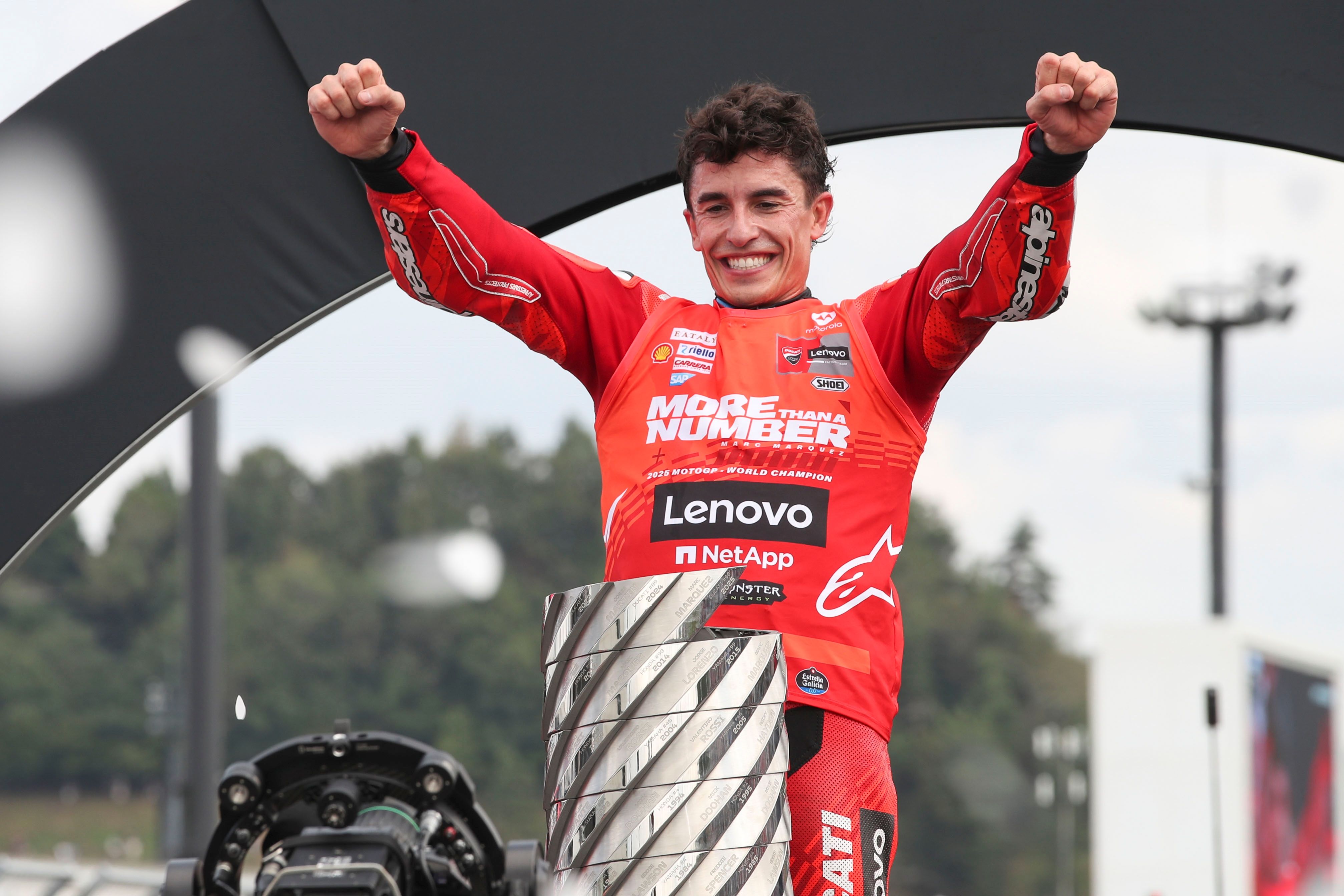 Marc Márquez festeja su noveno título mundial tras conquistar MotoGP 2025 27