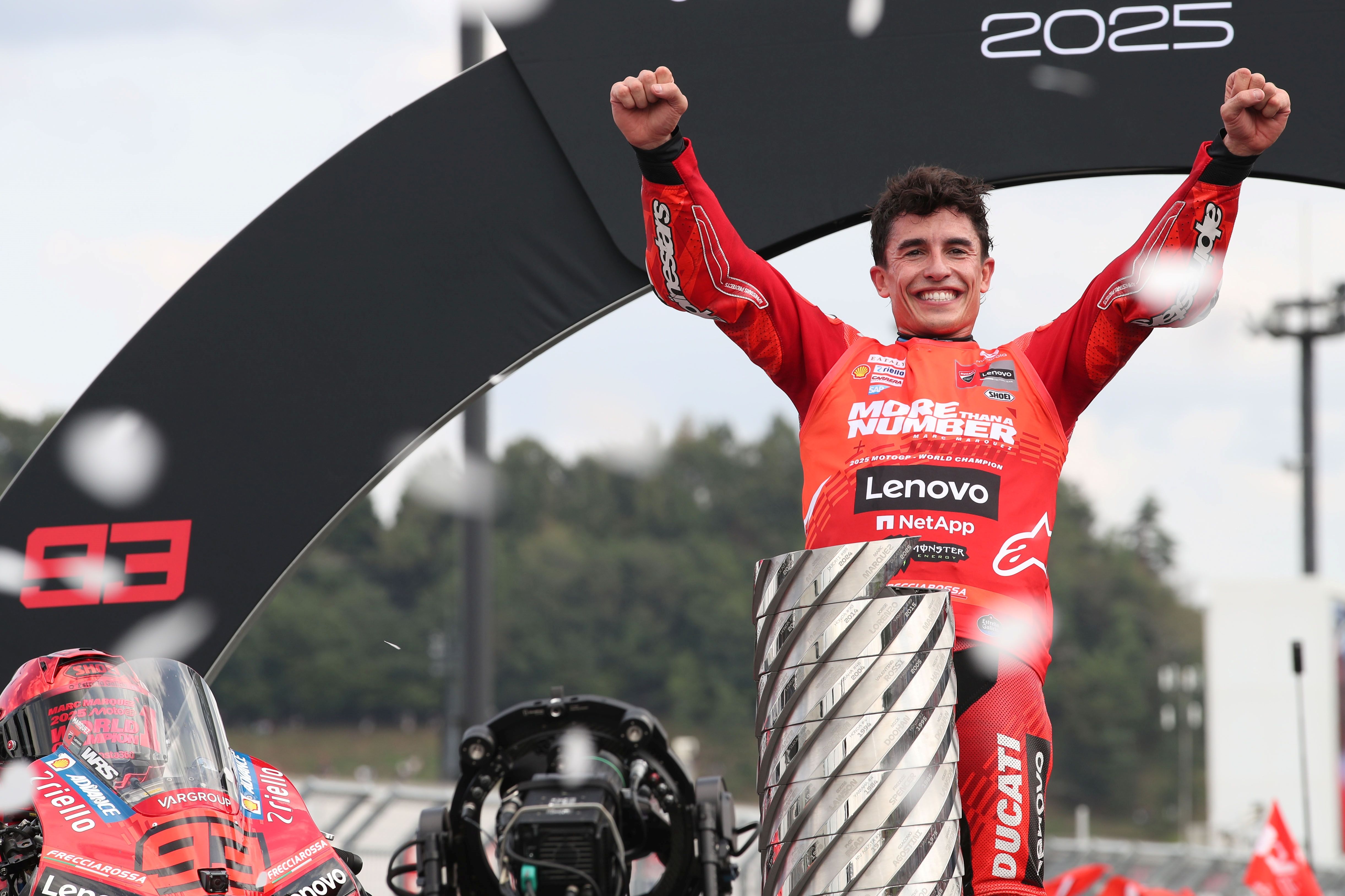 Marc Márquez festeja su noveno título mundial tras conquistar MotoGP 2025 28