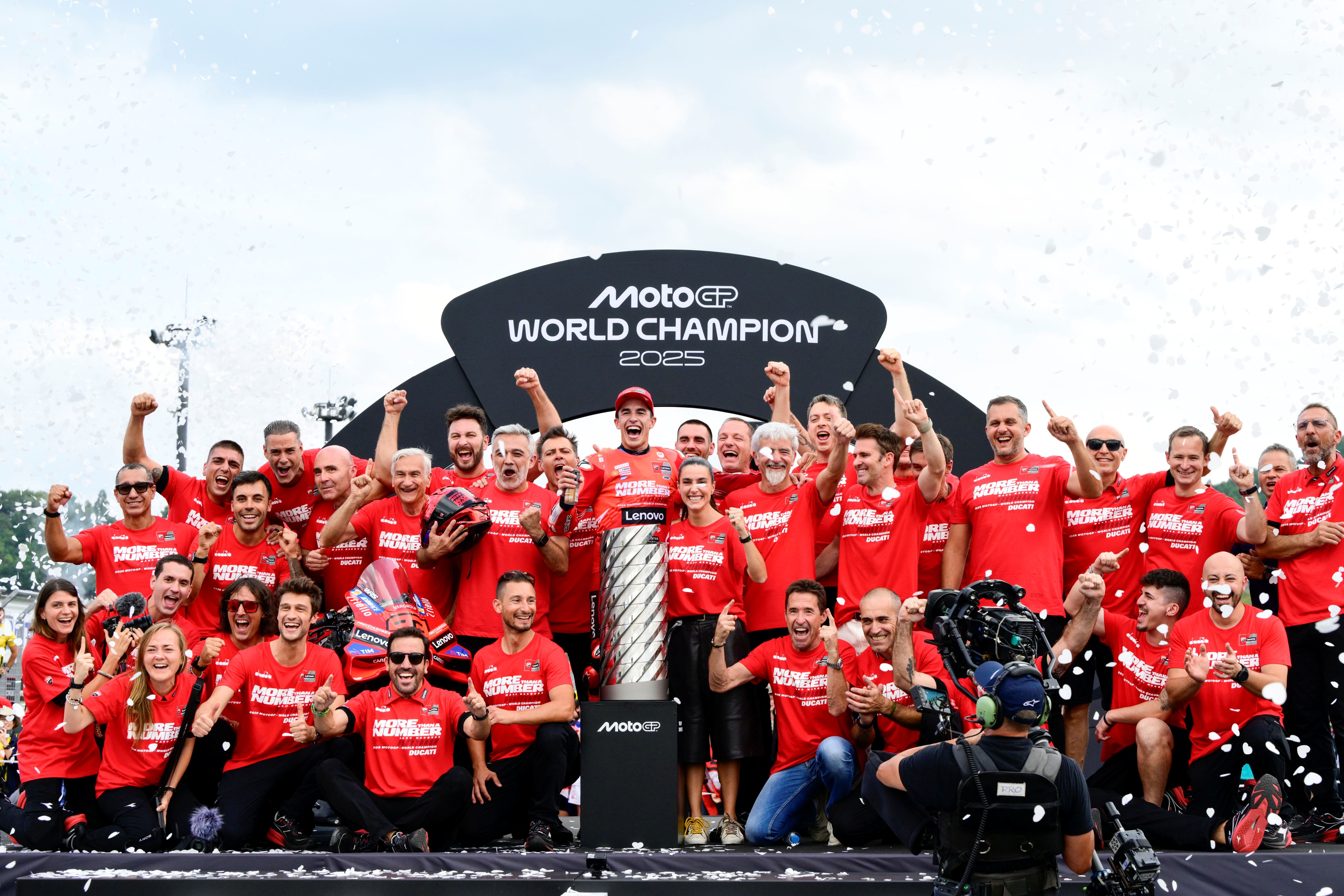 Marc Márquez festeja su noveno título mundial tras conquistar MotoGP 2025 33