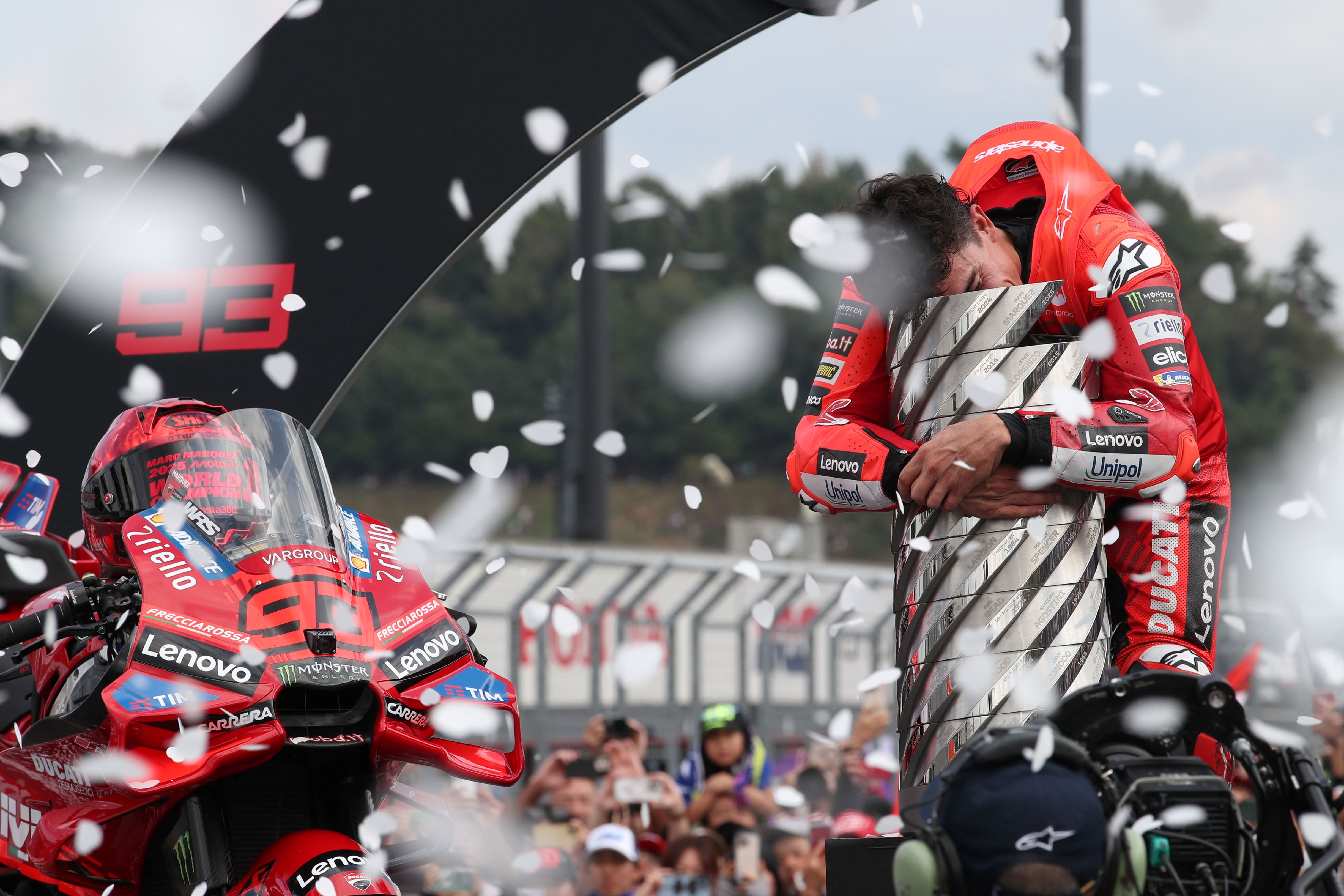 Marc Márquez festeja su noveno título mundial tras conquistar MotoGP 2025 35