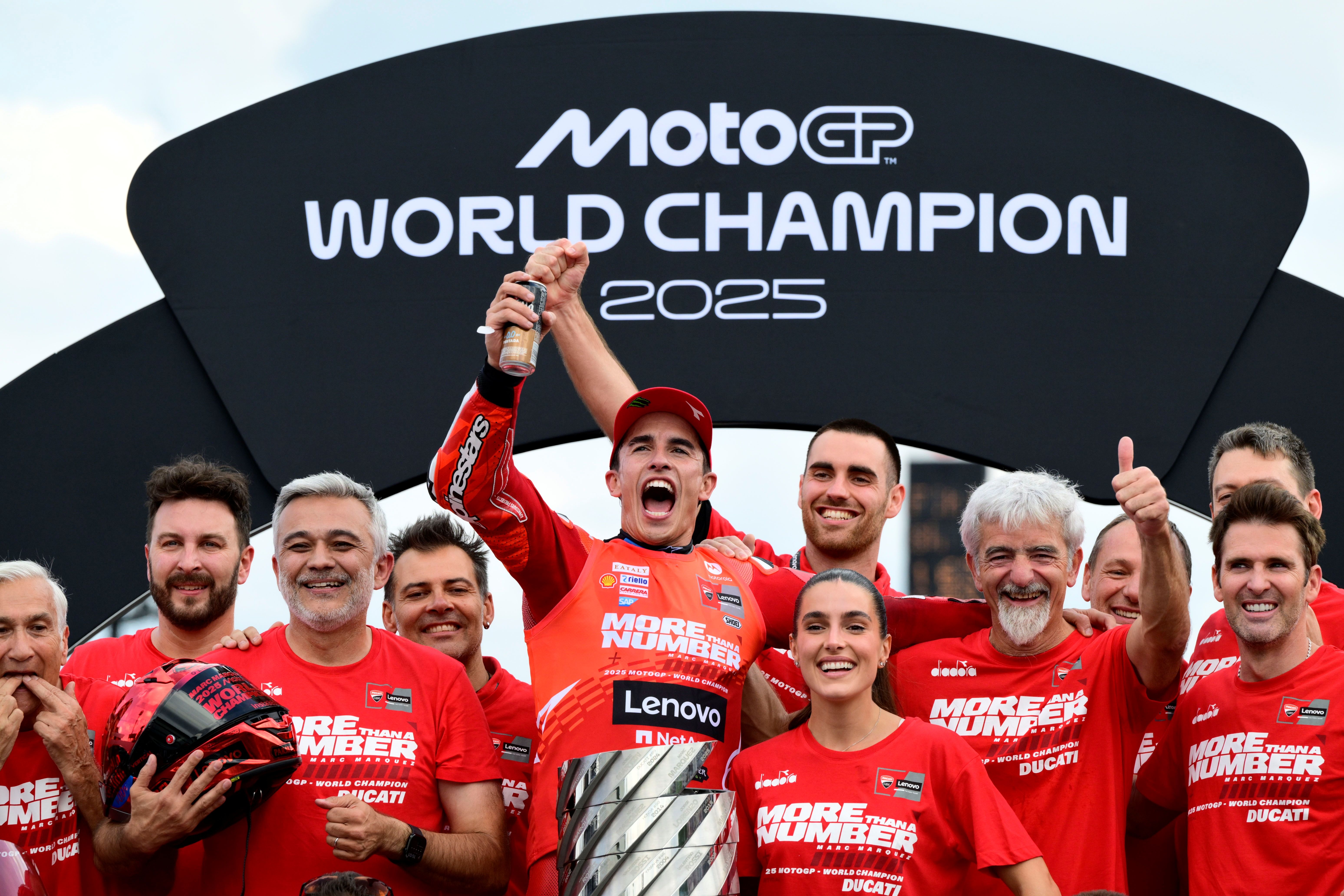 Marc Márquez festeja su noveno título mundial tras conquistar MotoGP 2025 37