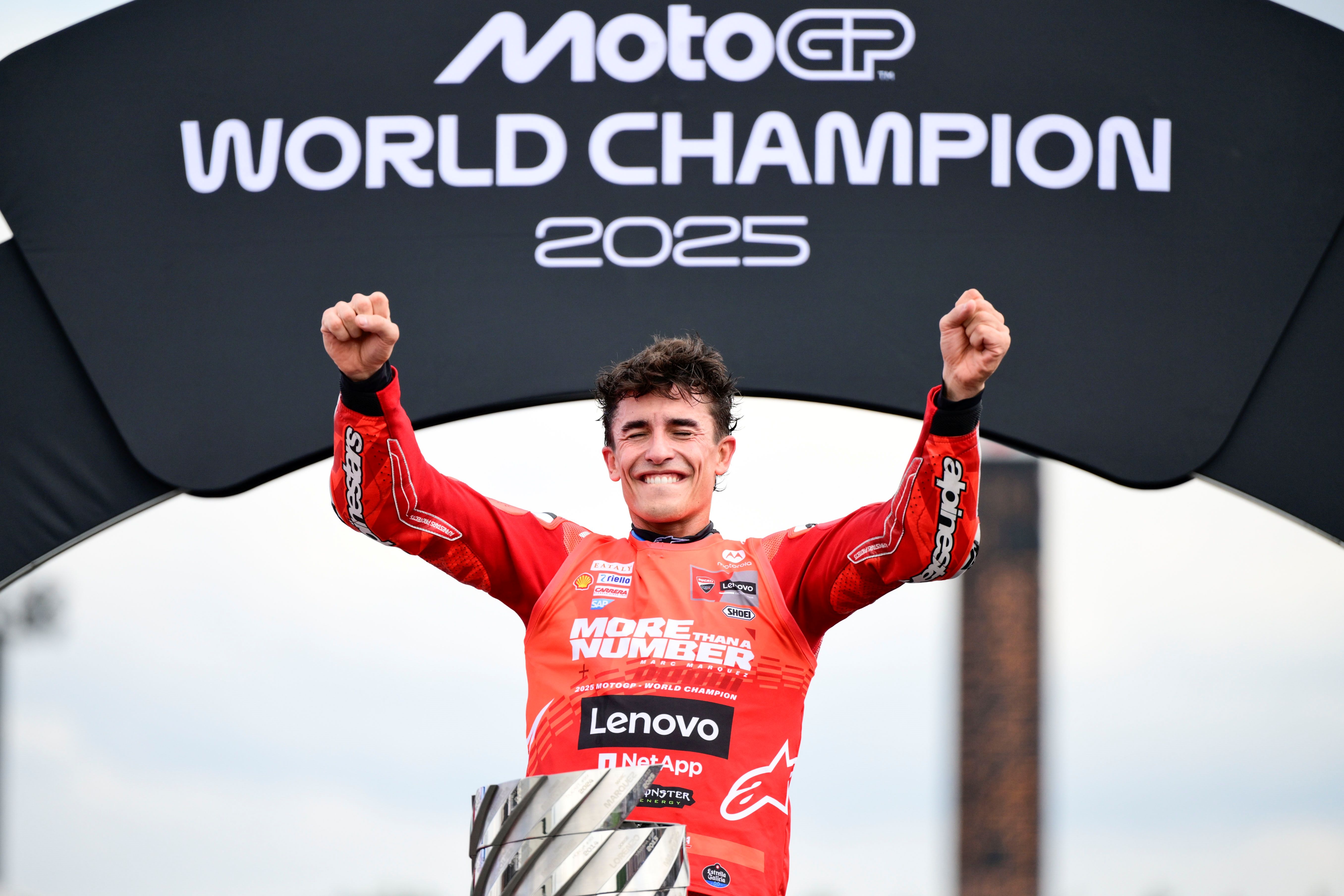 Marc Márquez festeja su noveno título mundial tras conquistar MotoGP 2025 40