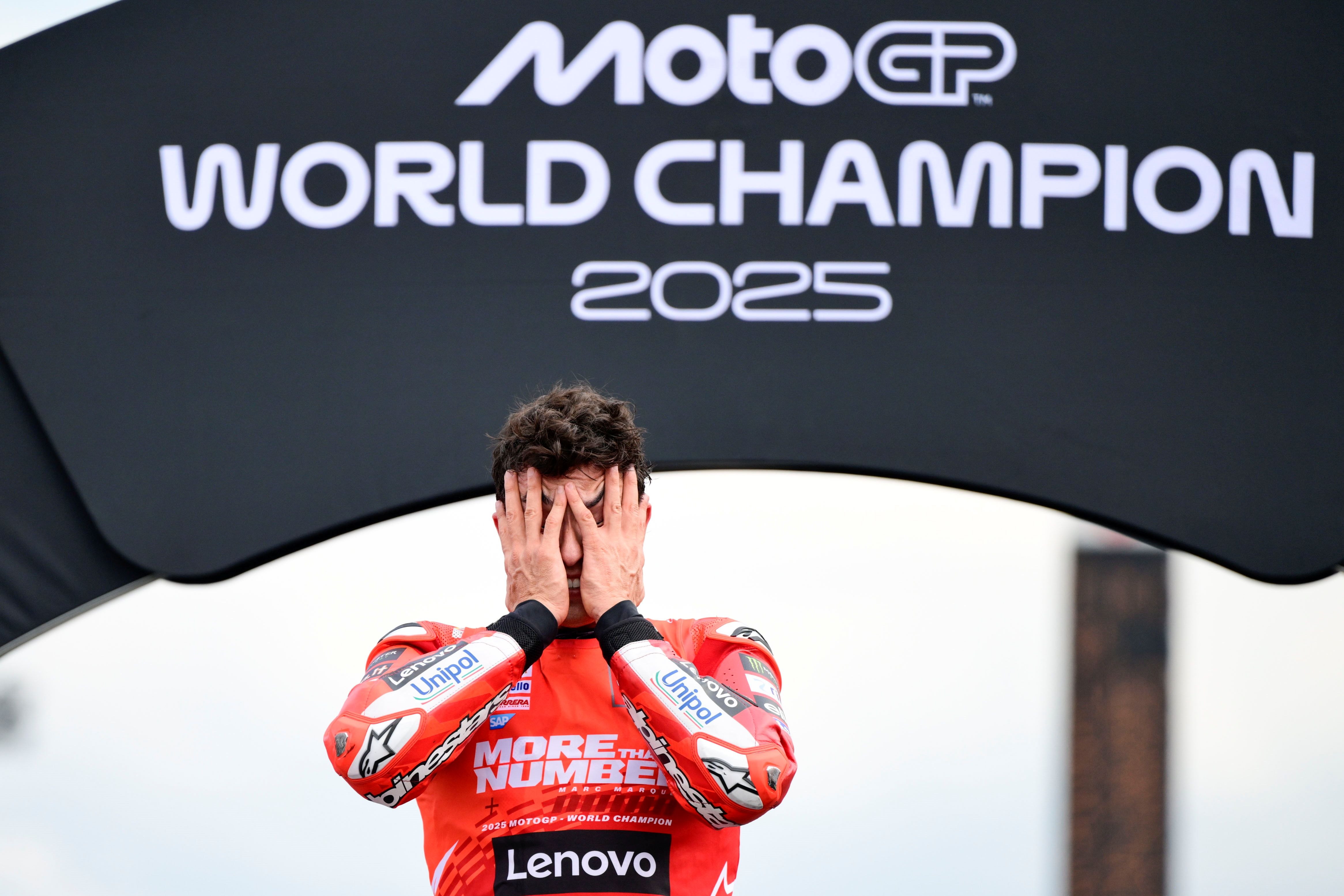 Marc Márquez festeja su noveno título mundial tras conquistar MotoGP 2025 41