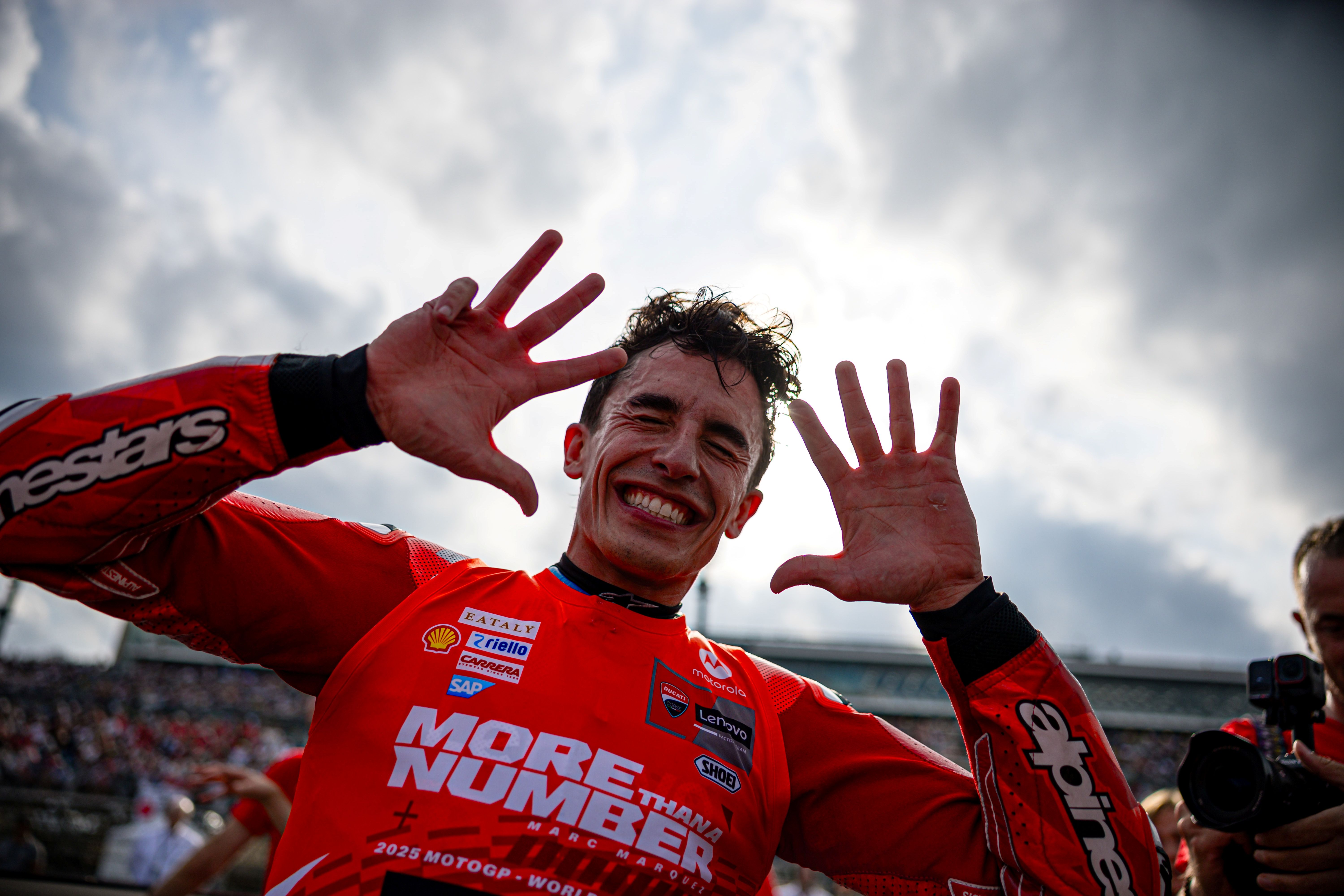 Marc Márquez festeja su noveno título mundial tras conquistar MotoGP 2025 45
