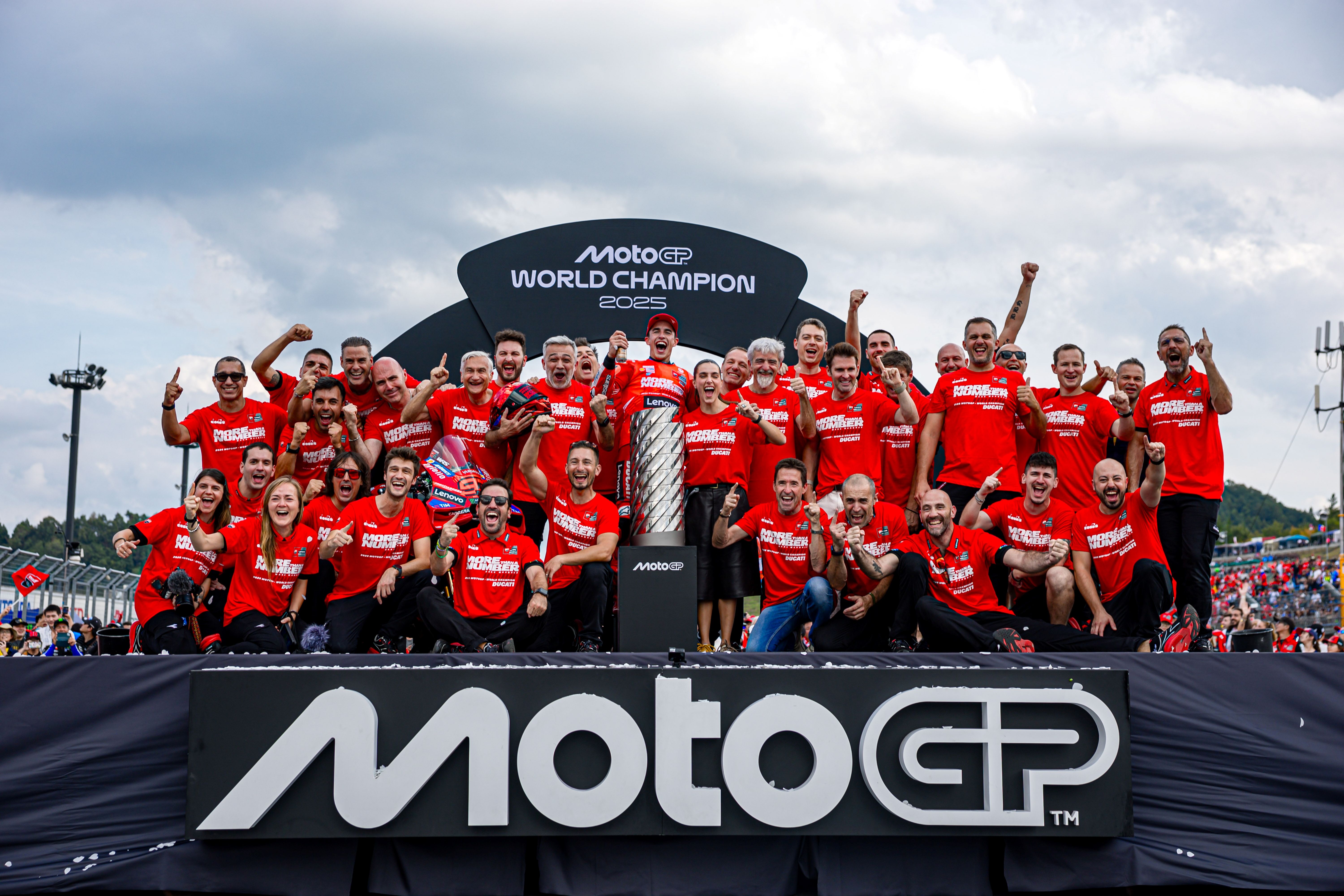 Marc Márquez festeja su noveno título mundial tras conquistar MotoGP 2025 50