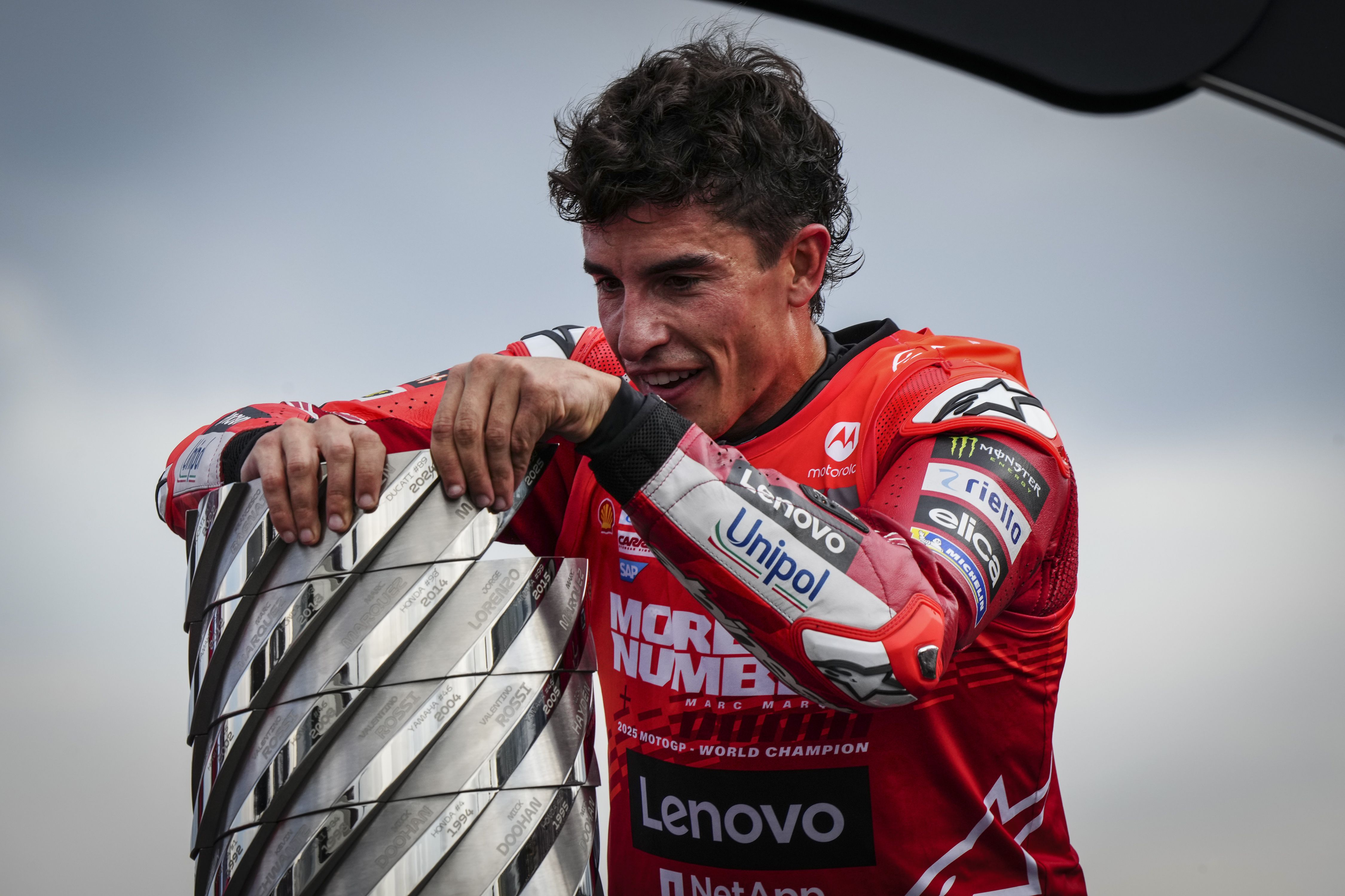 Marc Márquez festeja su noveno título mundial tras conquistar MotoGP 2025 53