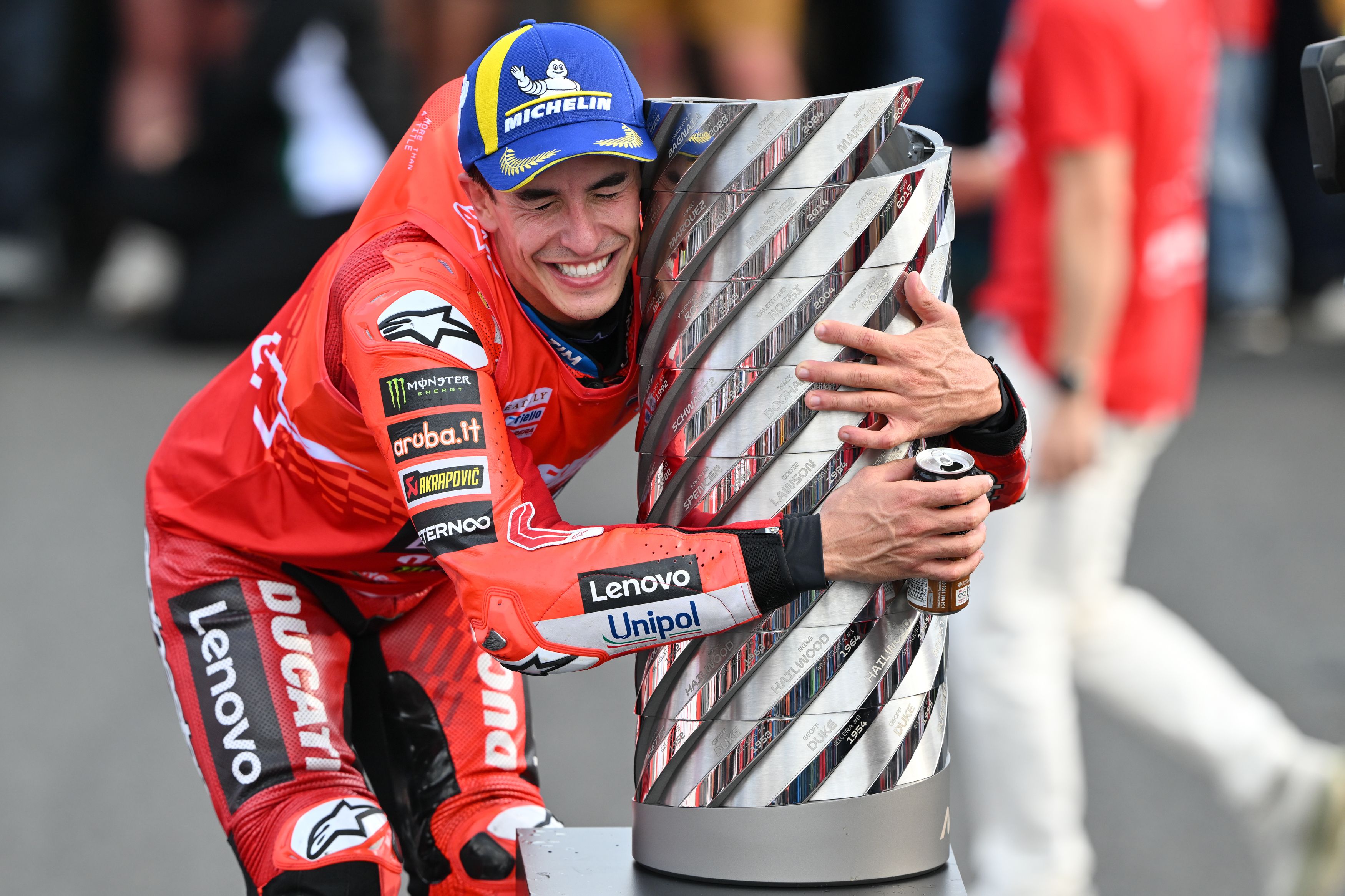 Marc Márquez festeja su noveno título mundial tras conquistar MotoGP 2025 54