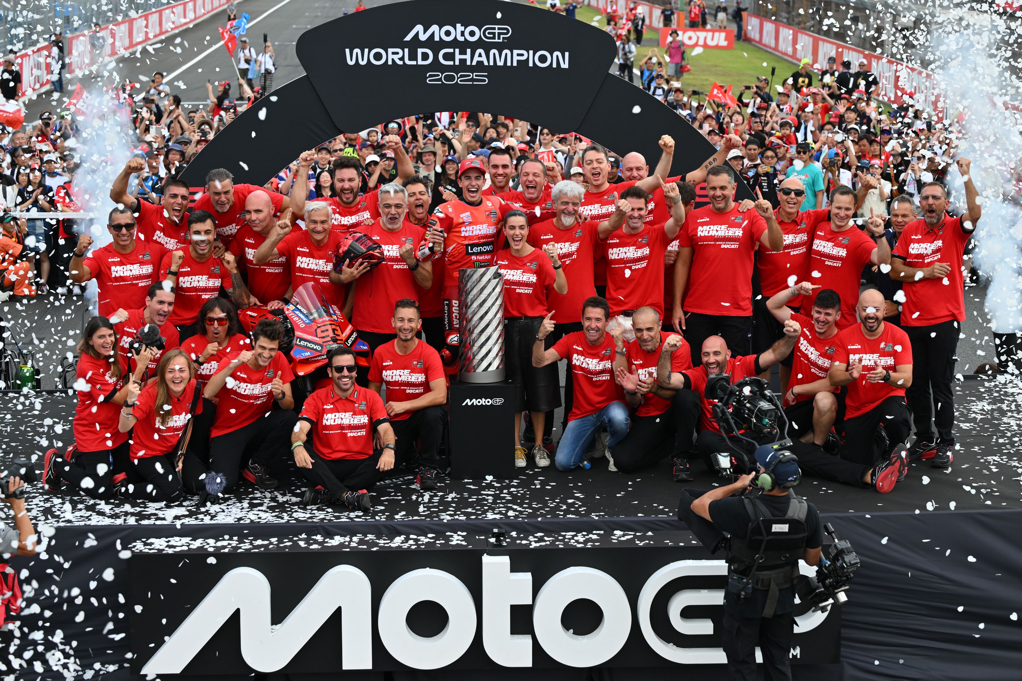 Marc Márquez festeja su noveno título mundial tras conquistar MotoGP 2025 55