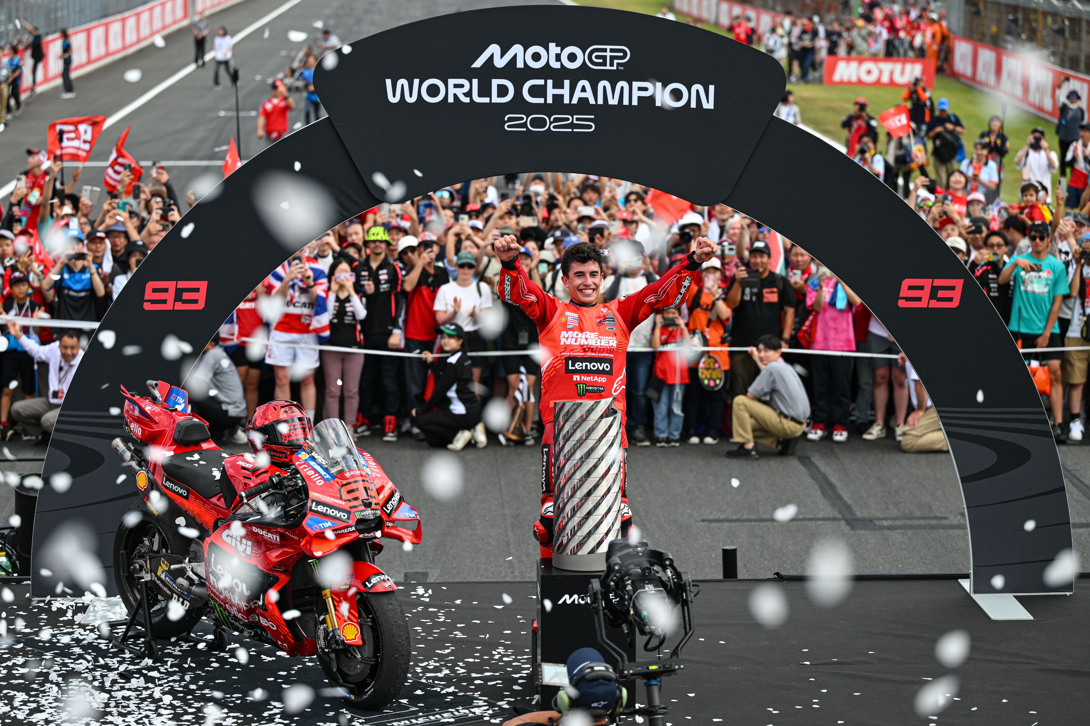 Marc Márquez festeja su noveno título mundial tras conquistar MotoGP 2025 56