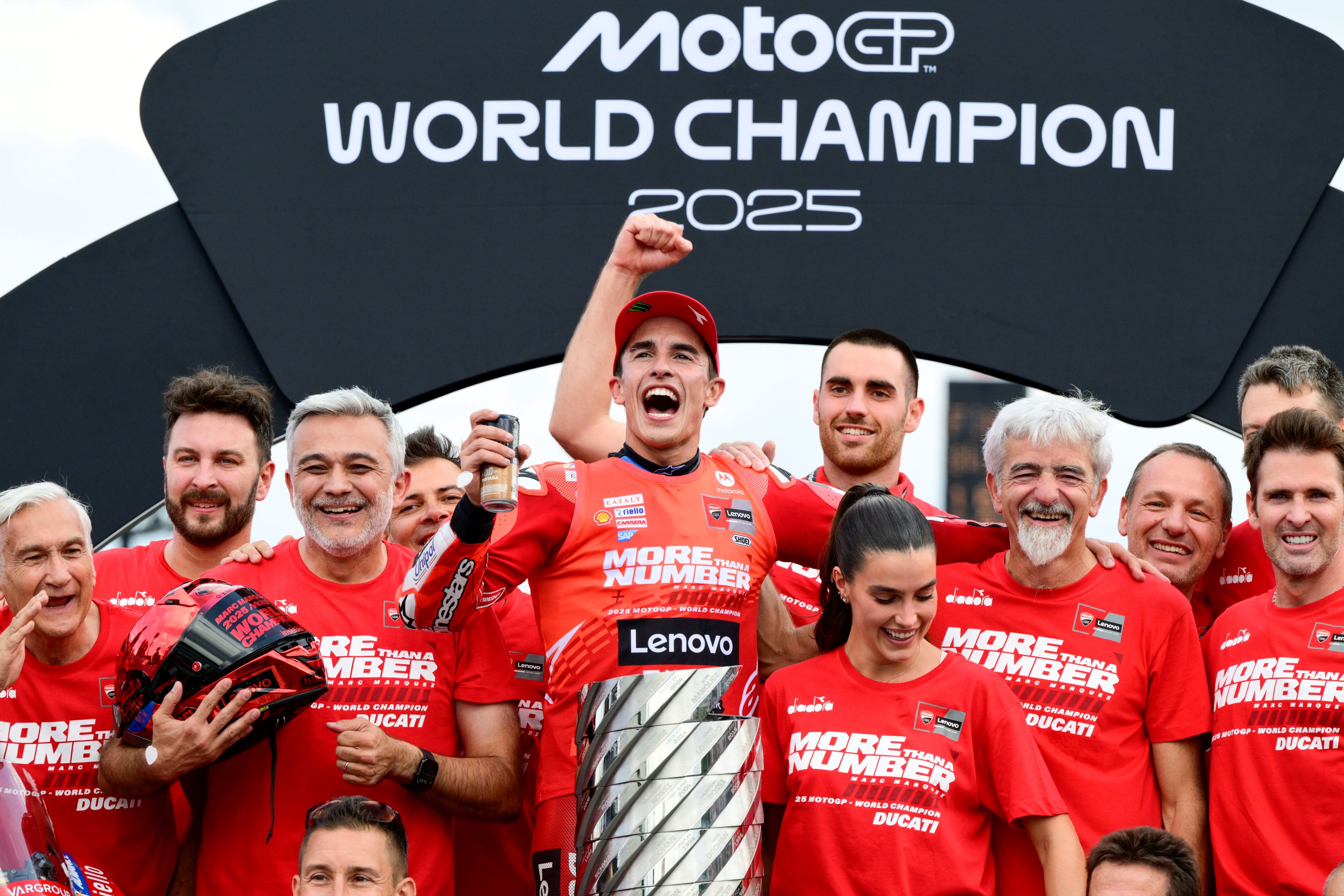 Marc Márquez festeja su noveno título mundial tras conquistar MotoGP 2025 07