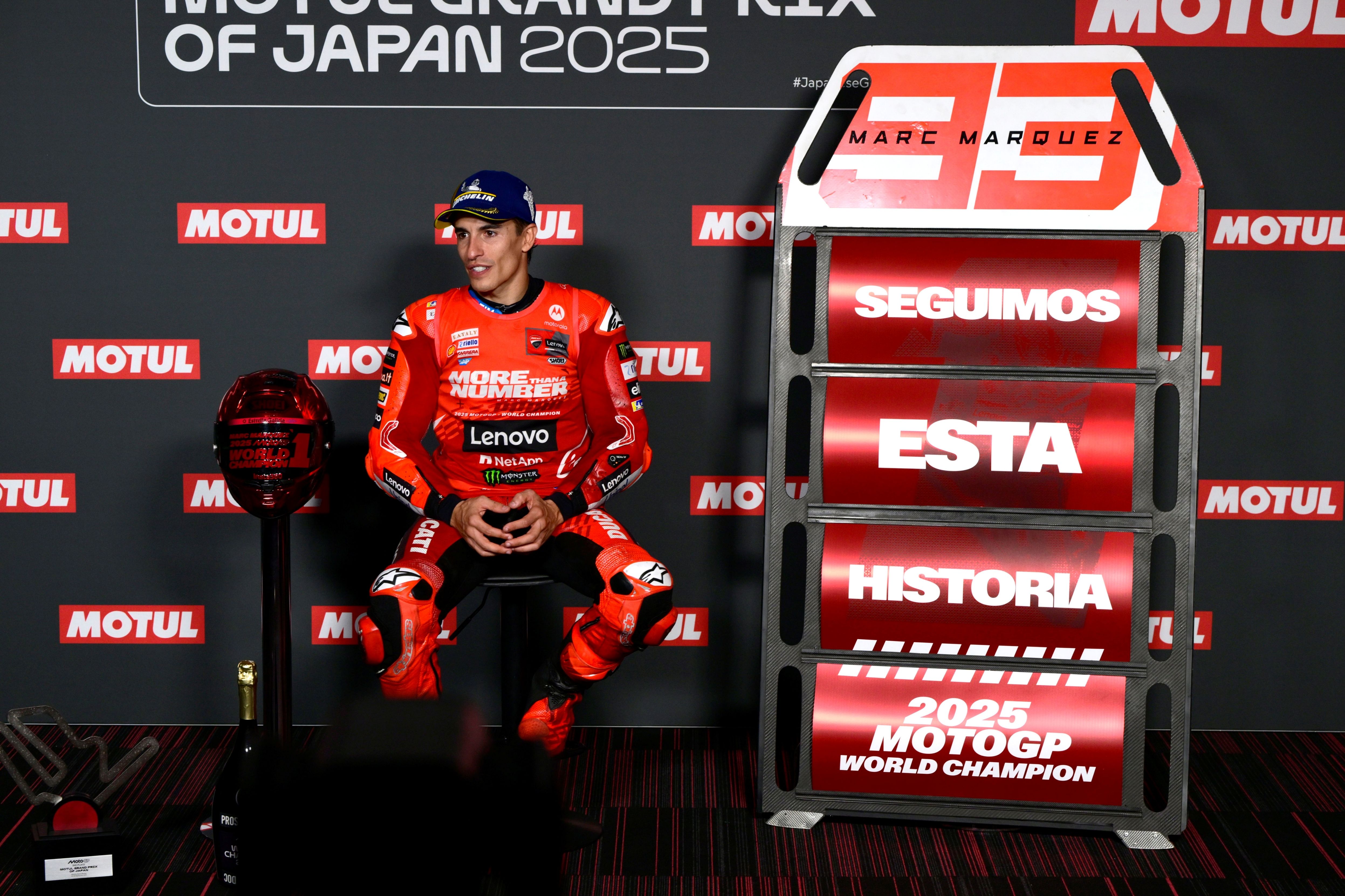 Marc Márquez festeja su noveno título mundial tras conquistar MotoGP 2025 13