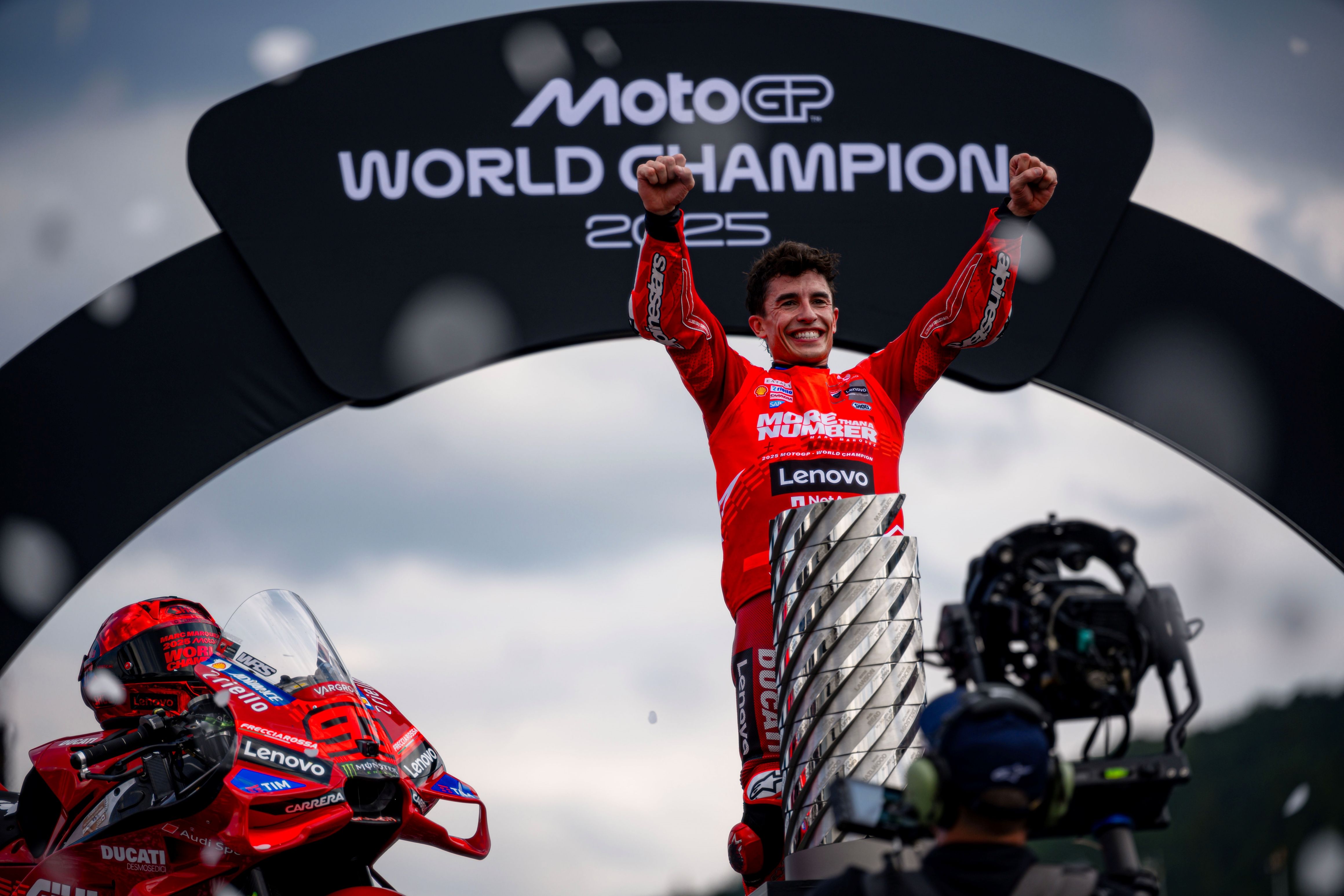 Marc Márquez festeja su noveno título mundial tras conquistar MotoGP 2025 19