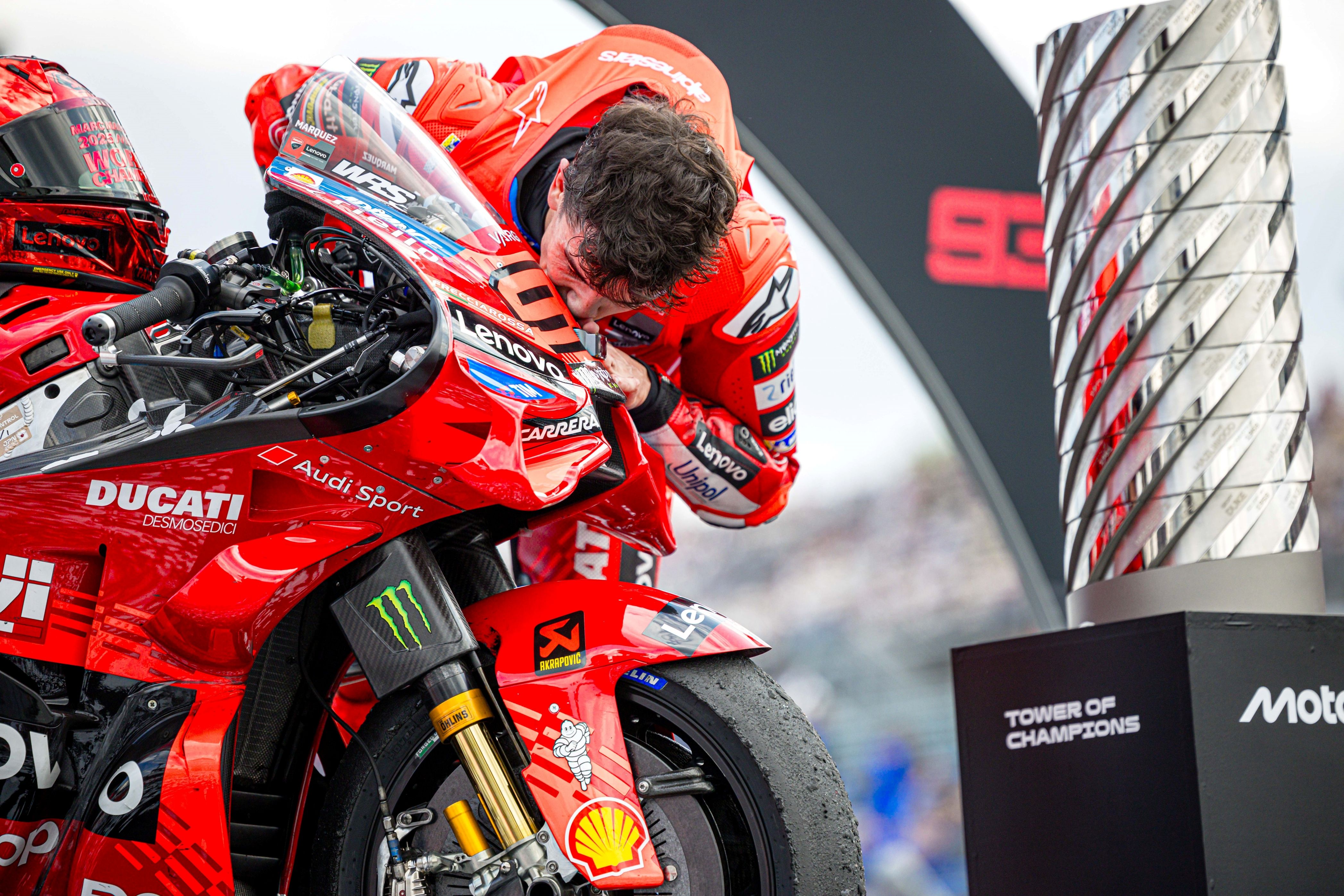 Marc Márquez festeja su noveno título mundial tras conquistar MotoGP 2025 20