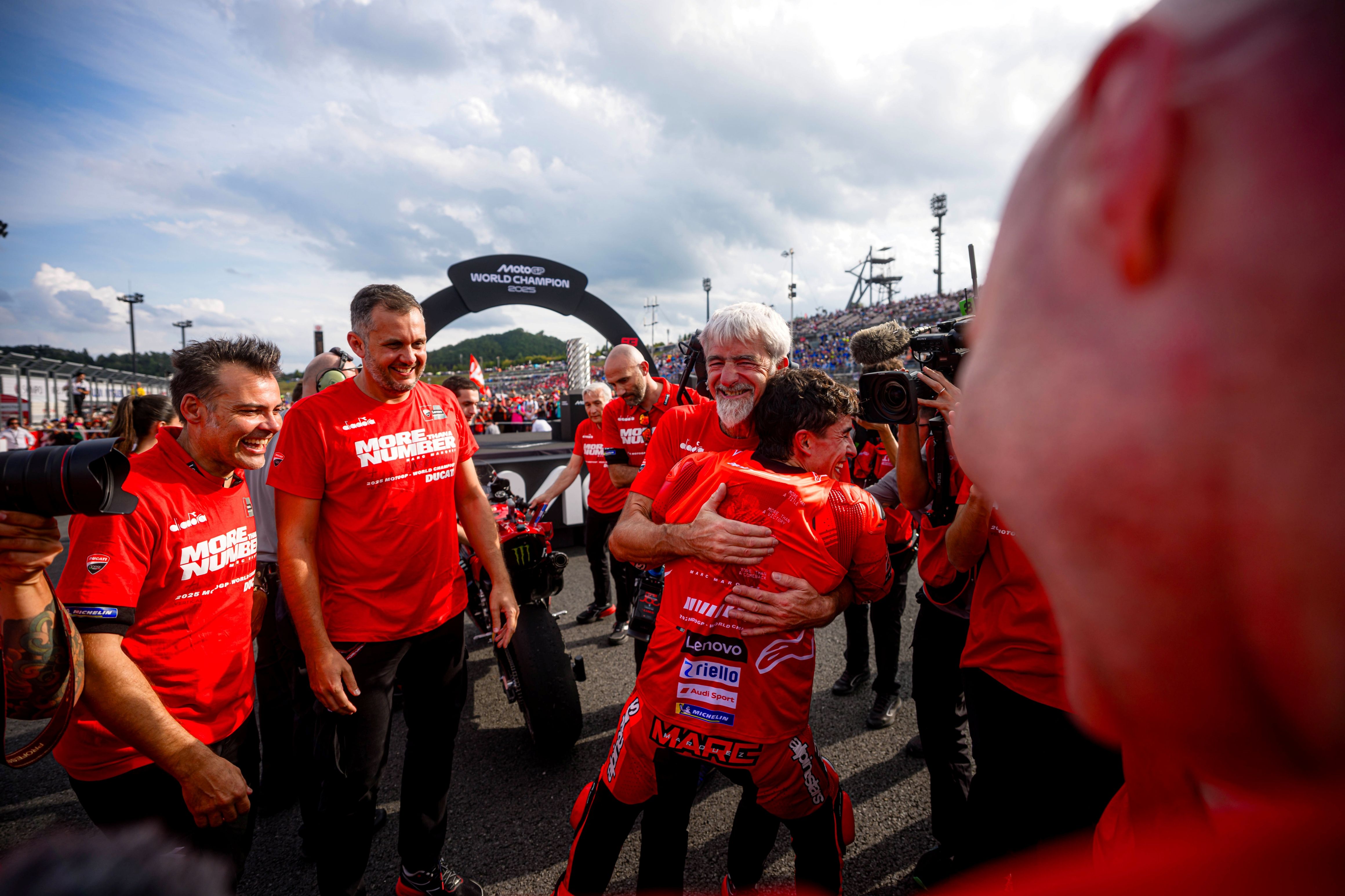 Marc Márquez festeja su noveno título mundial tras conquistar MotoGP 2025 24