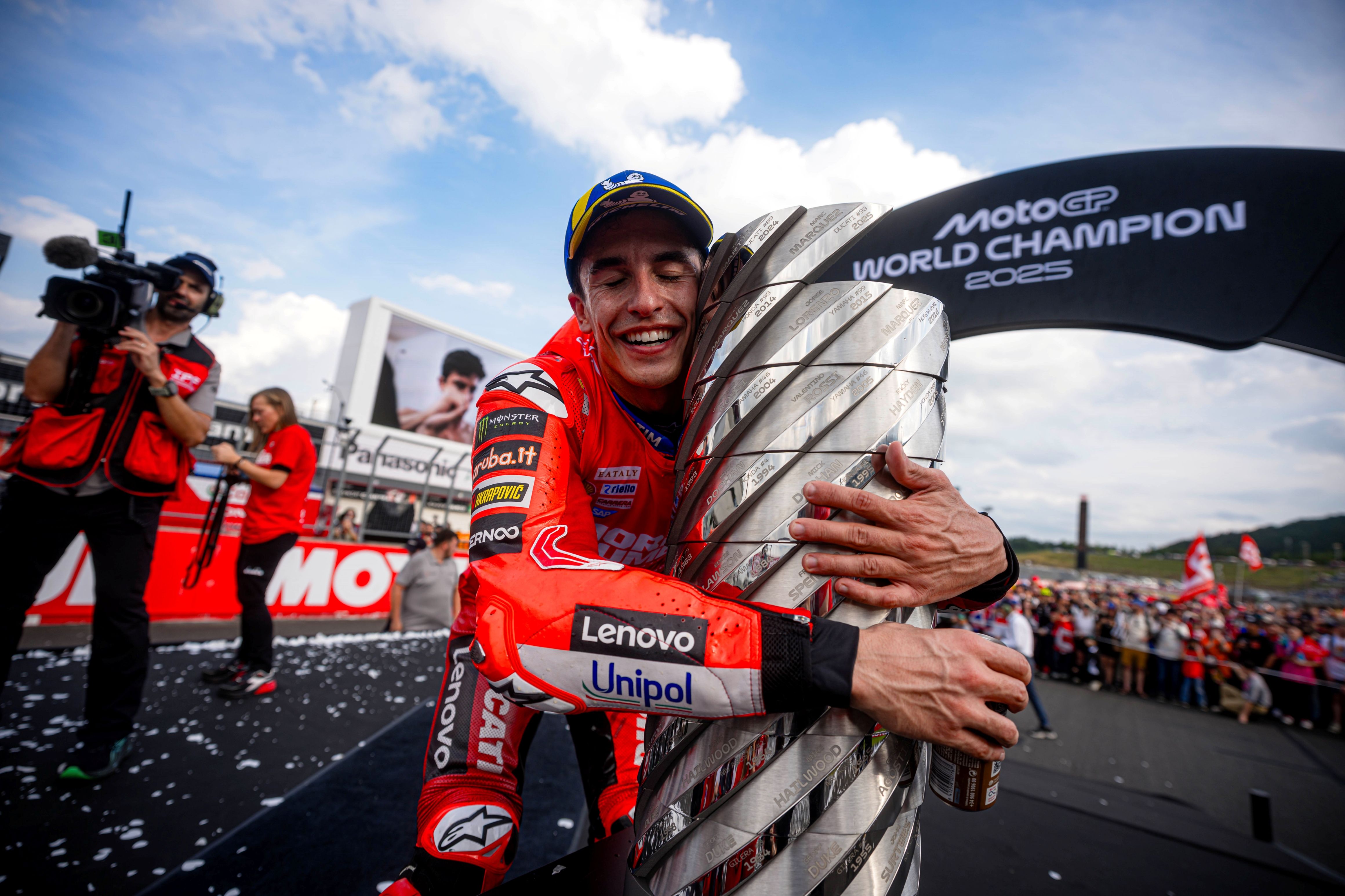 Marc Márquez festeja su noveno título mundial tras conquistar MotoGP 2025 25