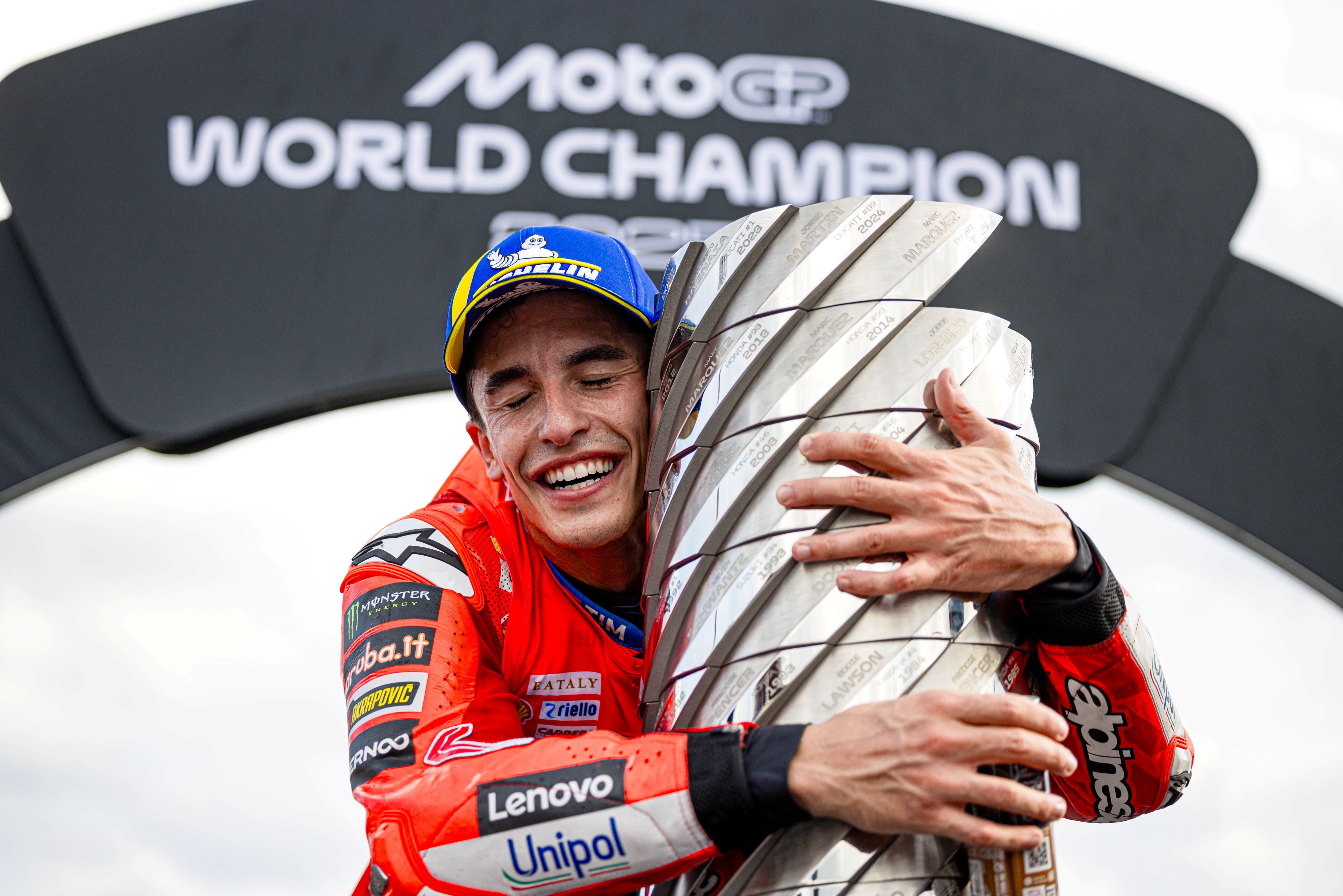 Marc Márquez festeja su noveno título mundial tras conquistar MotoGP 2025 26