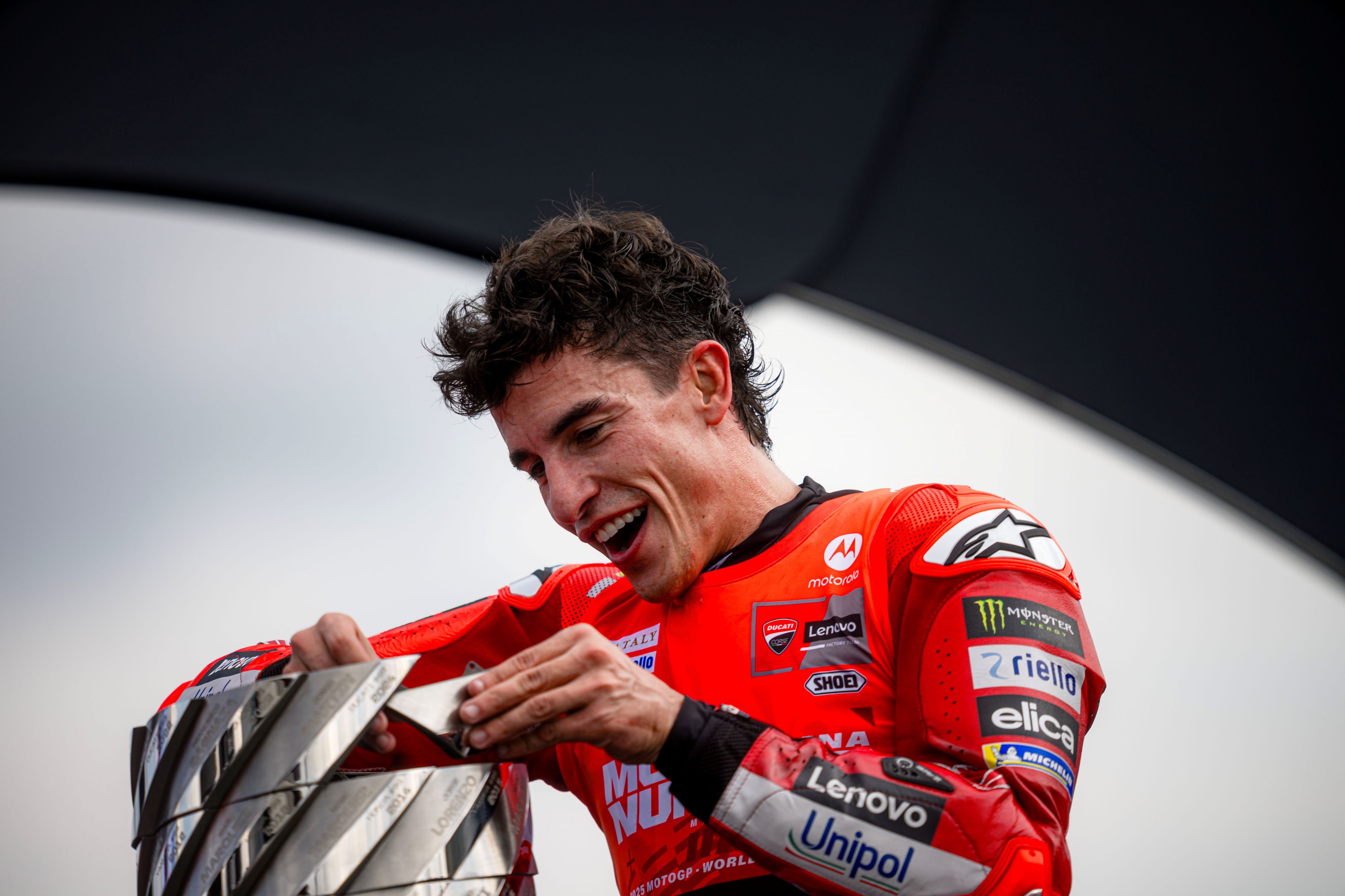 Marc Márquez festeja su noveno título mundial tras conquistar MotoGP 2025 44