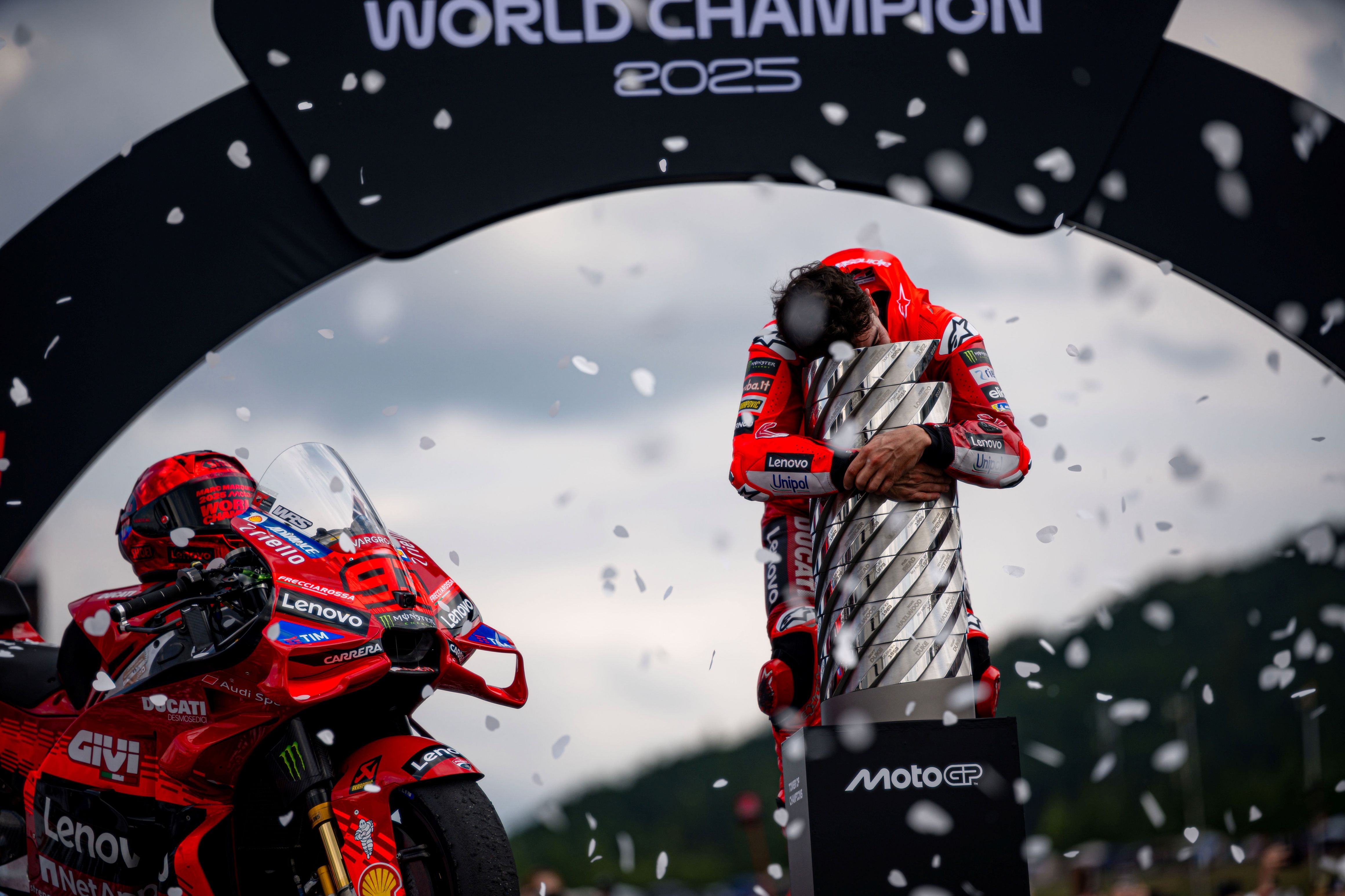 Marc Márquez festeja su noveno título mundial tras conquistar MotoGP 2025 49