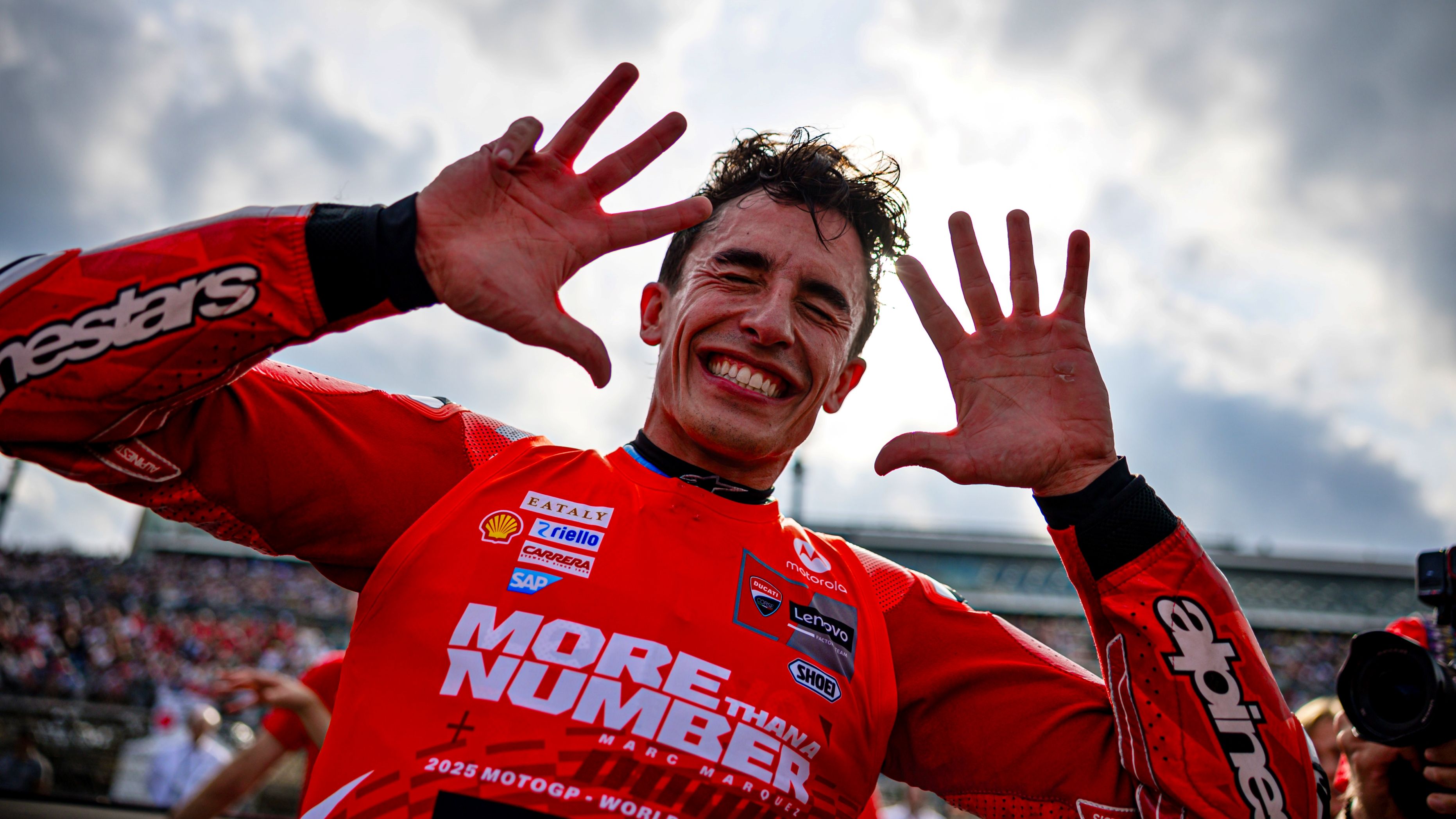 Marc Márquez enseña con los dedos los nueve títulos mundiales que suma