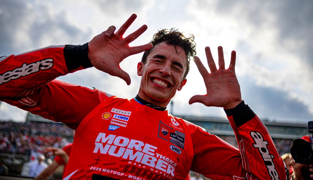 Marc Márquez enseña con los dedos los nueve títulos mundiales que suma