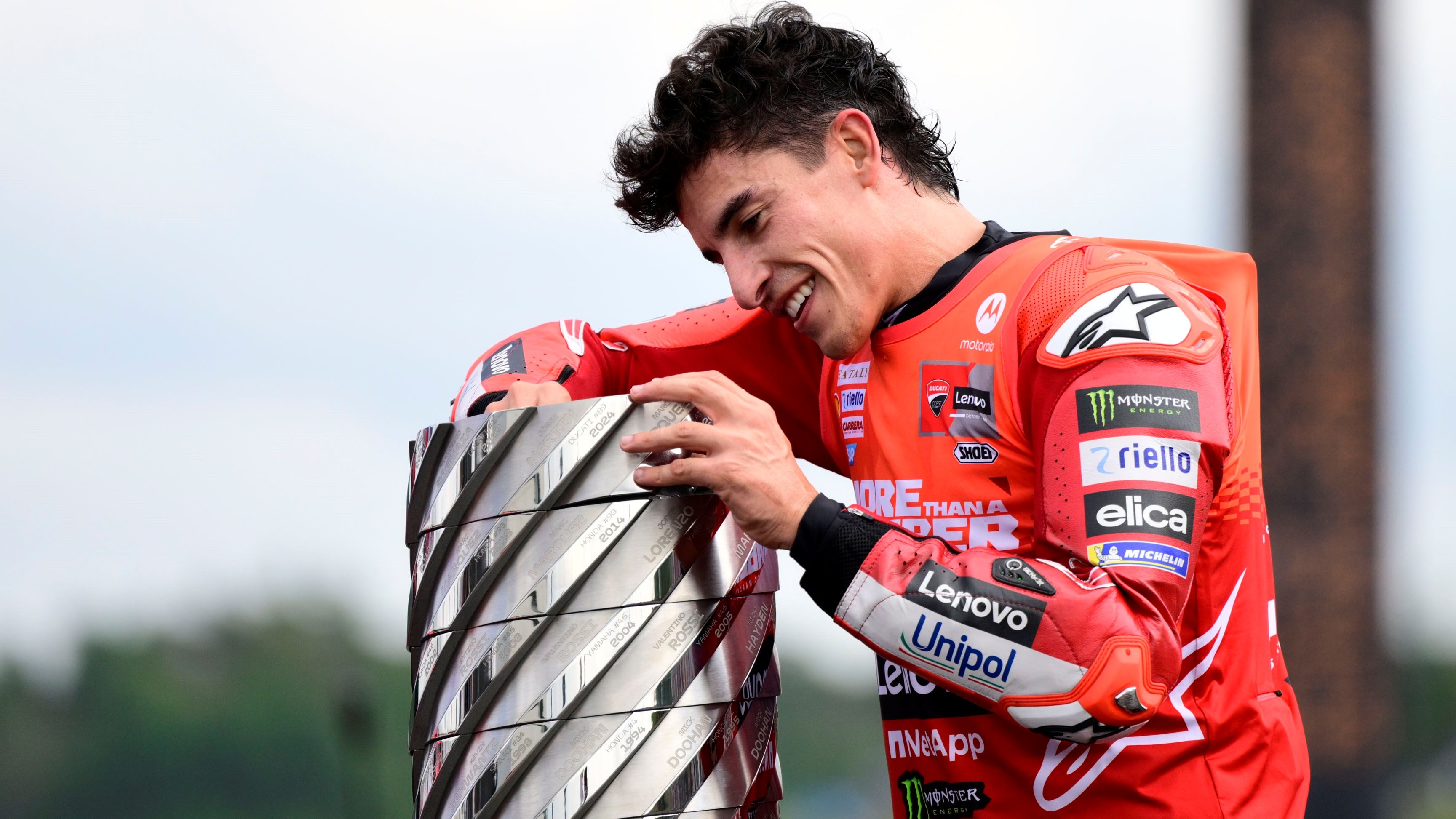 Marc Márquez coloca su séptima placa en la torre de campeones, MotoGP Japón 2025