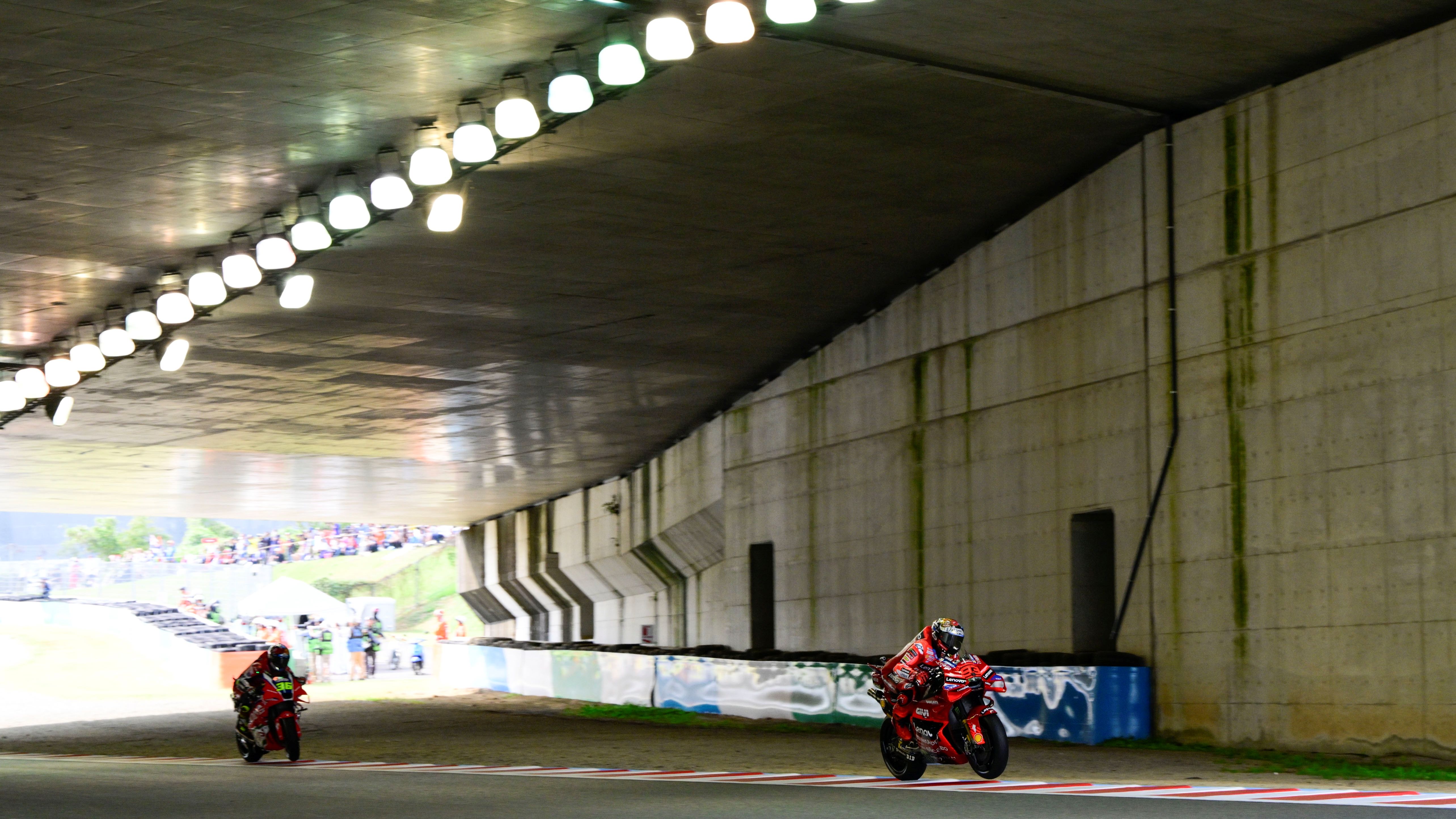 Marc Márquez en el túnel de Motegi perseguido por Joan Mir, MotoGP Japón 2025
