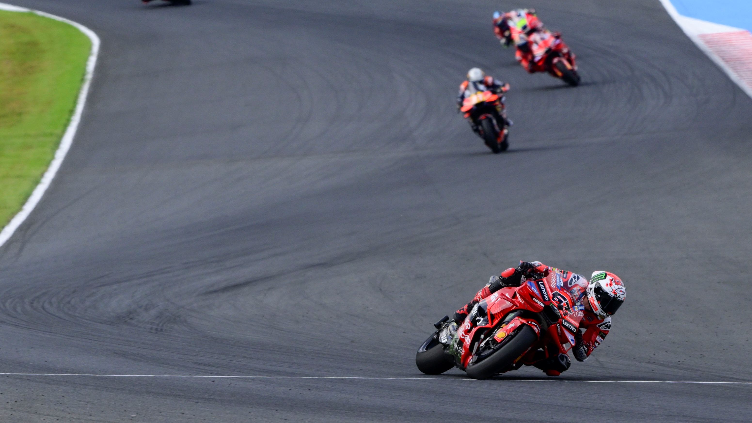 Pecco Bagnaia se va de Pedro Acosta, Marc Márquez y Joan Mir, MotoGP Japón 2025