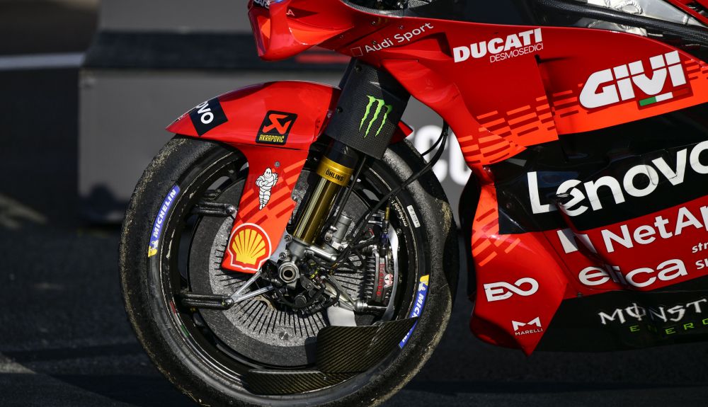 En MotoGP se puede optar a diferentes diámetros de disco, de 340 a 355 mm. En MotoGP se puede optar a diferentes diámetros de disco, de 340 a 355 mm.