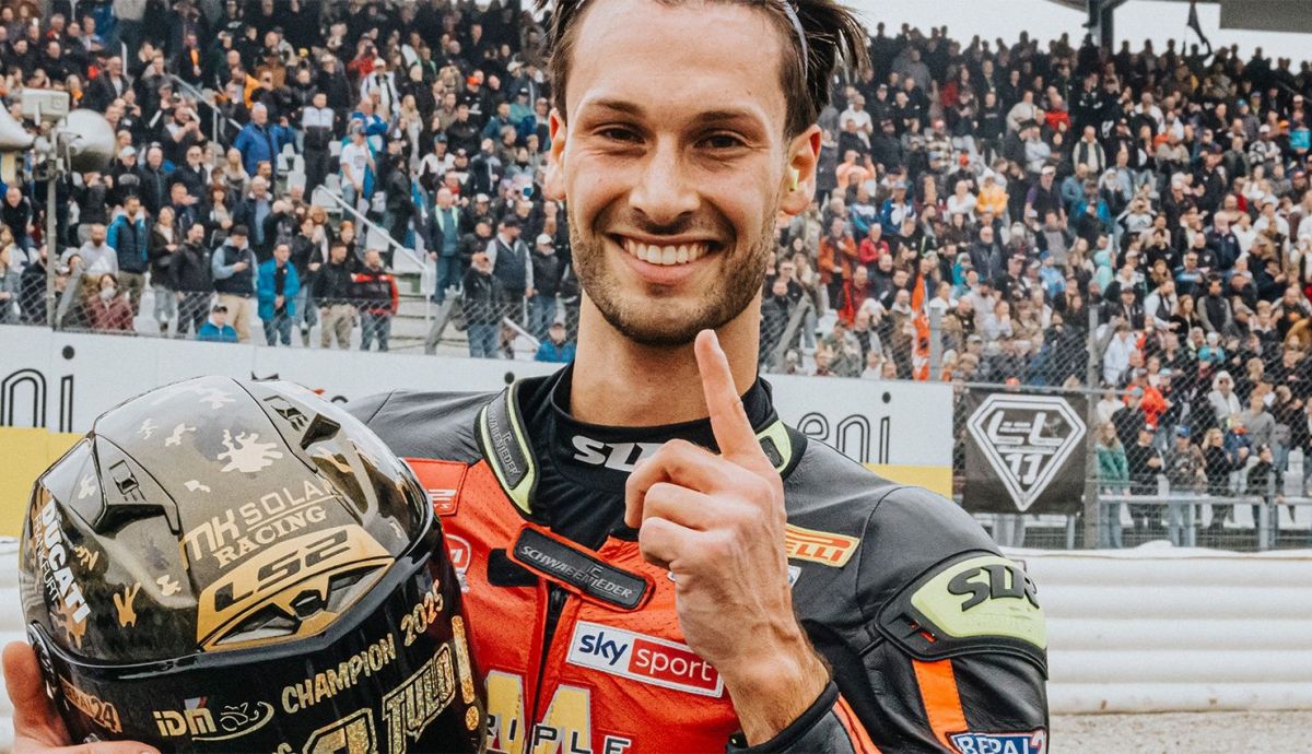 Lukas Tulovic celebra el título tras ganar la primera carrera