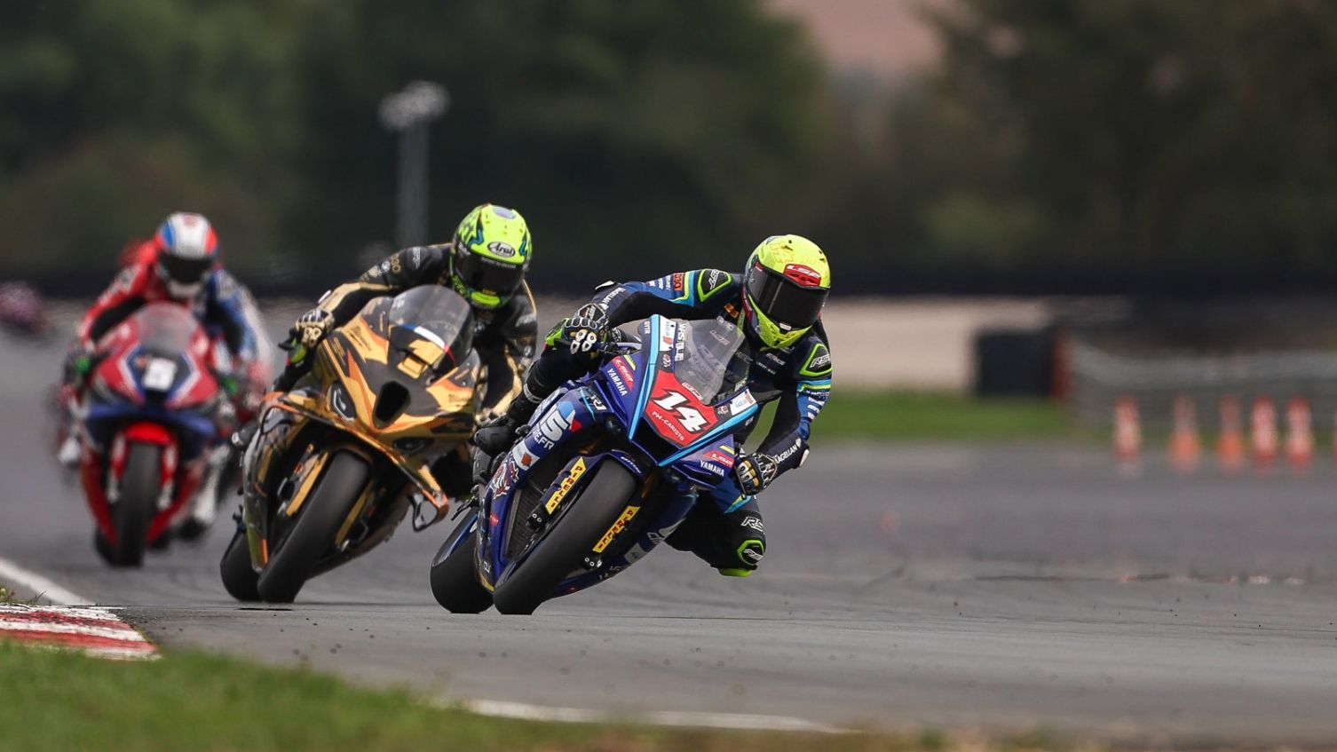 Enzo de la Vega batió a Kenny Foray en la última carrera del FSBK 2025