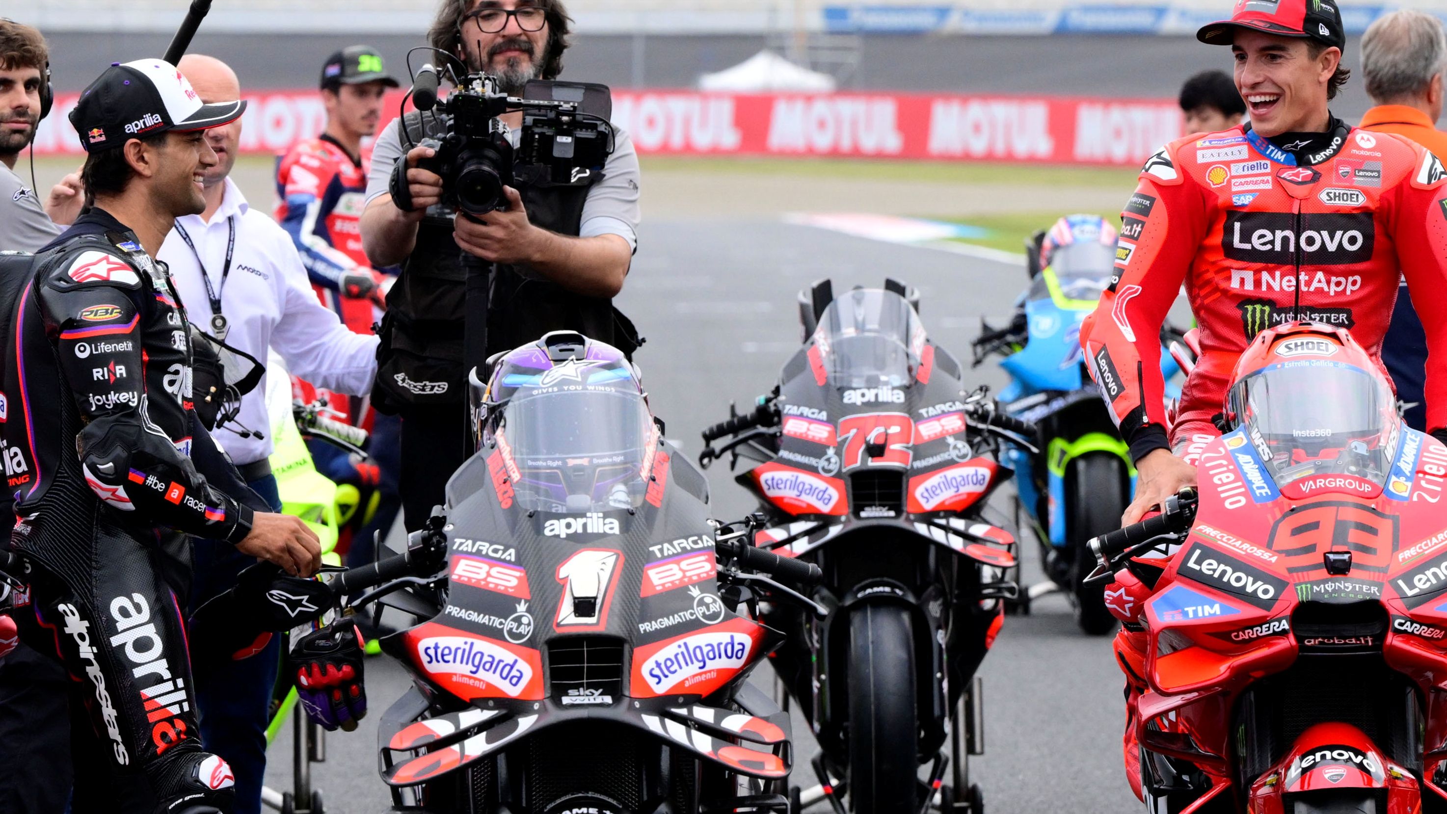 Jorge Martín, su Aprilia con el 1 y Marc Márquez en Japón