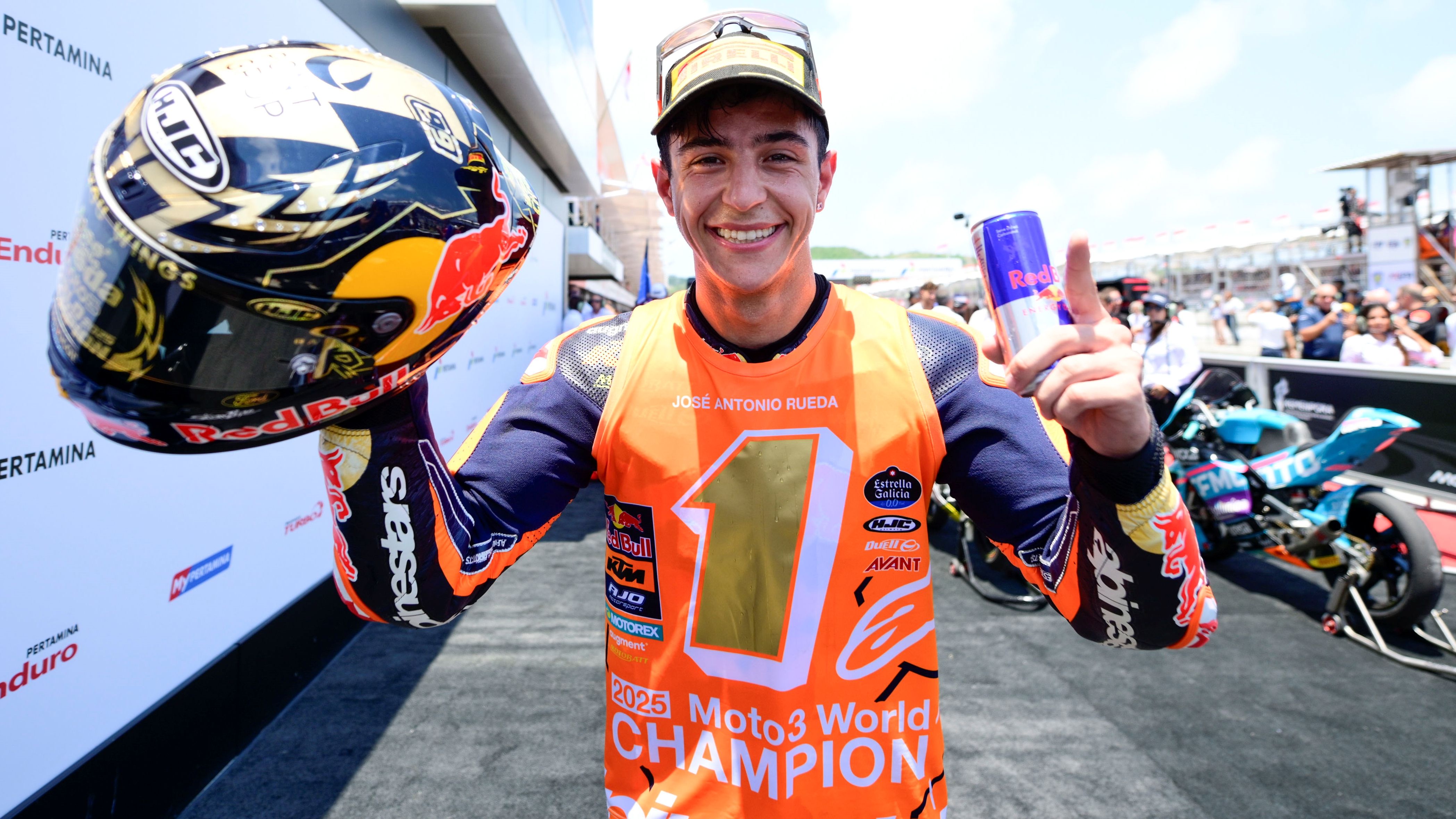 José Antonio Rueda celebra el título mundial de Moto3 2025
