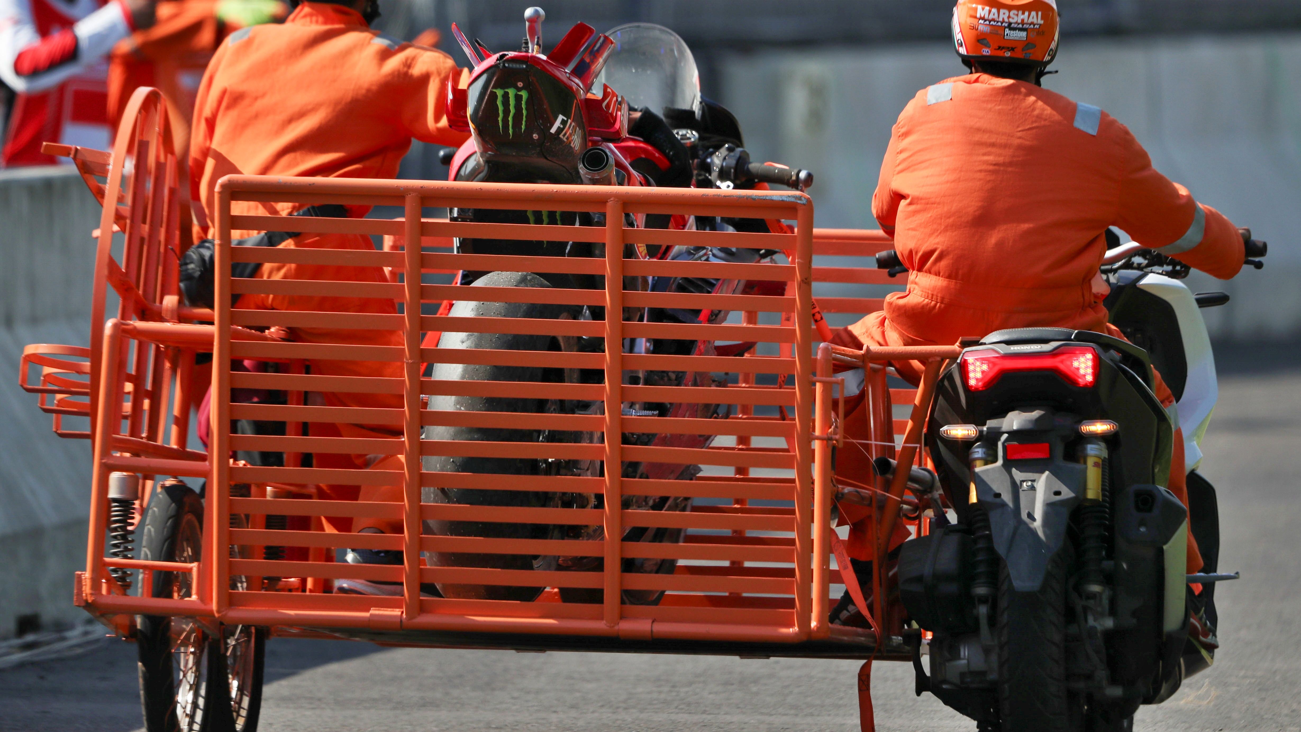 Los marshals se llevan la Ducati de Marc Márquez tras su incidente en Indonesia