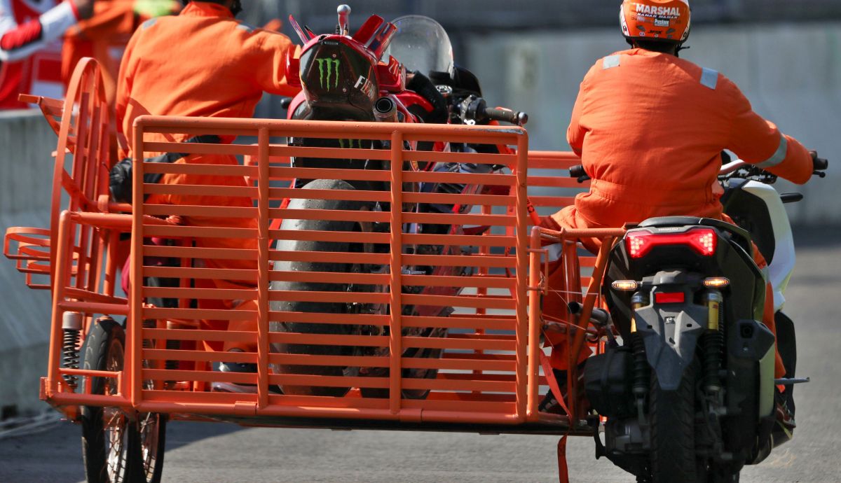 Los marshals se llevan la Ducati de Marc Márquez tras su incidente en Indonesia Los marshals se llevan la Ducati de Marc Márquez tras su incidente en Indonesia