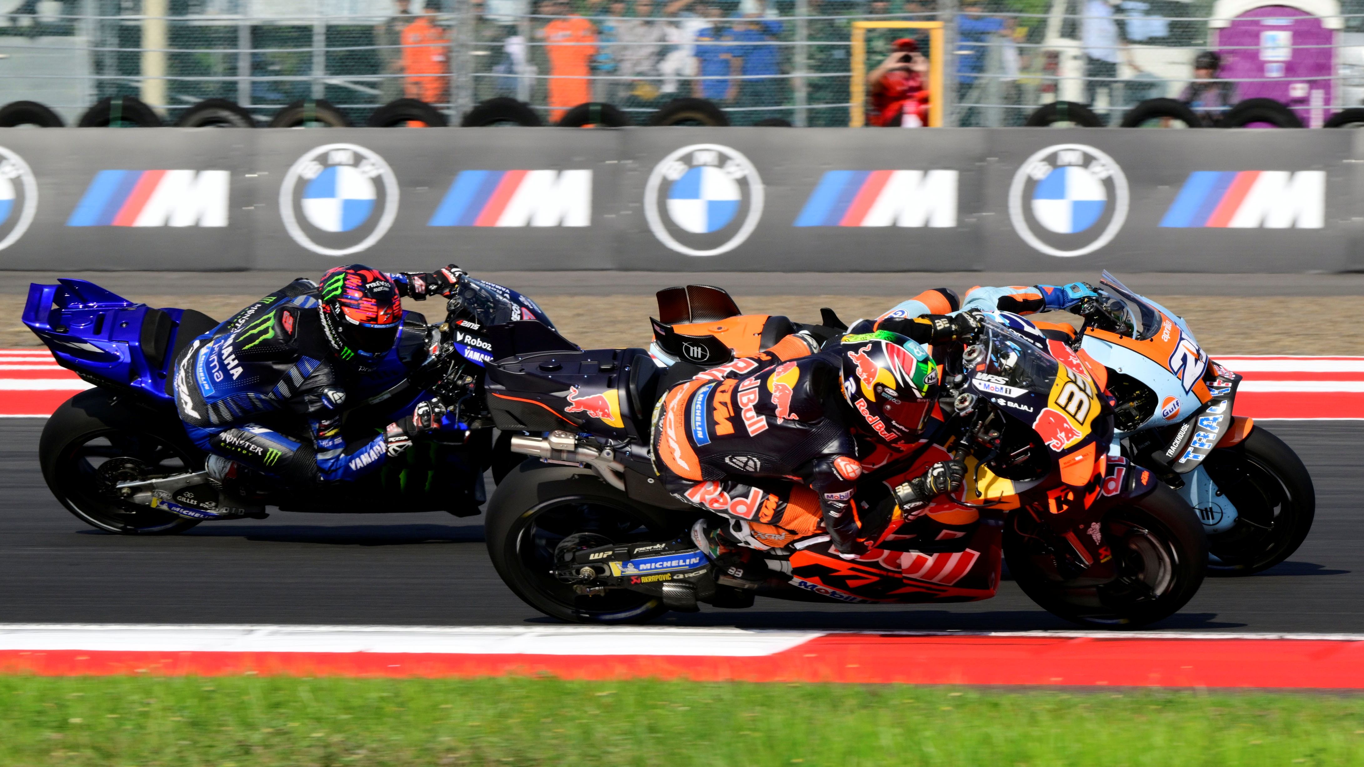 Brad Binder rebasa a Raúl Fernández y Álex Rins, MotoGP Indonesia 2025