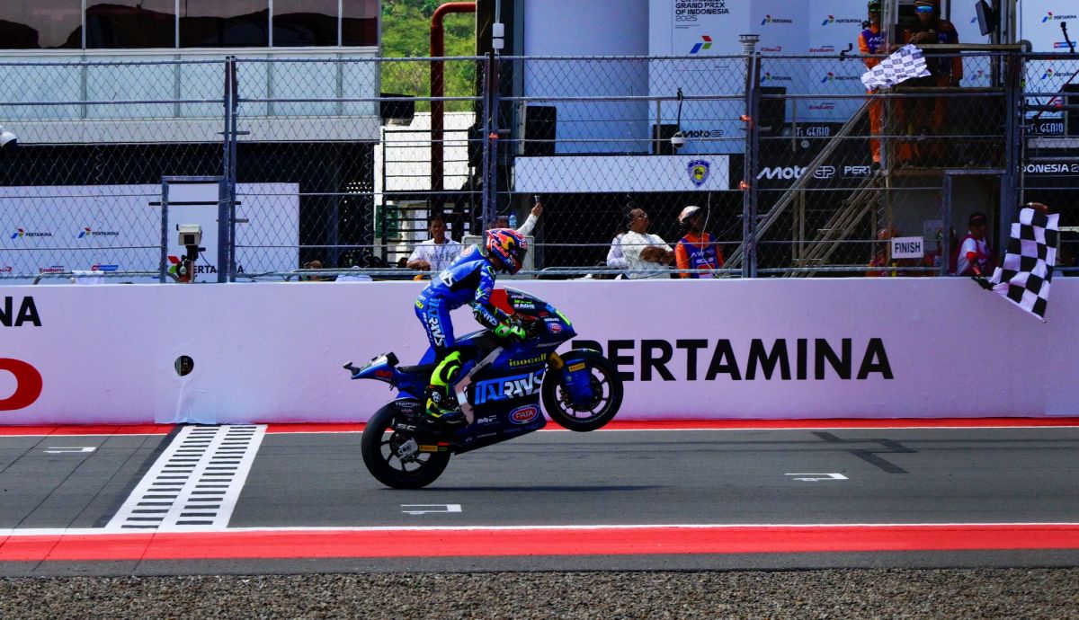 Diogo Moreira entra en meta haciendo un caballito, Moto2 Indonesia 2025