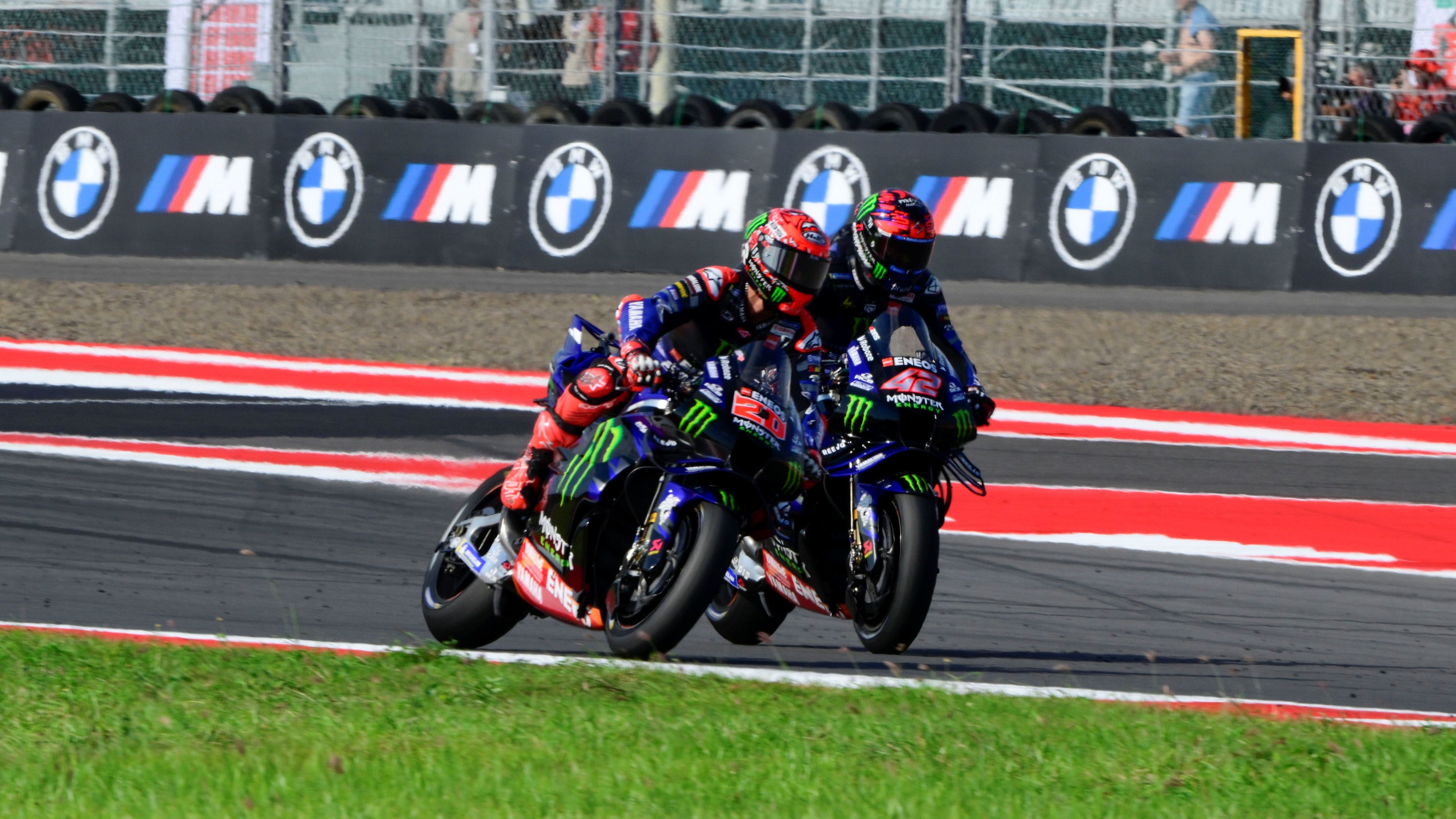 Fabio Quartararo y Álex Rins luchan por posición, MotoGP Indonesia 2025
