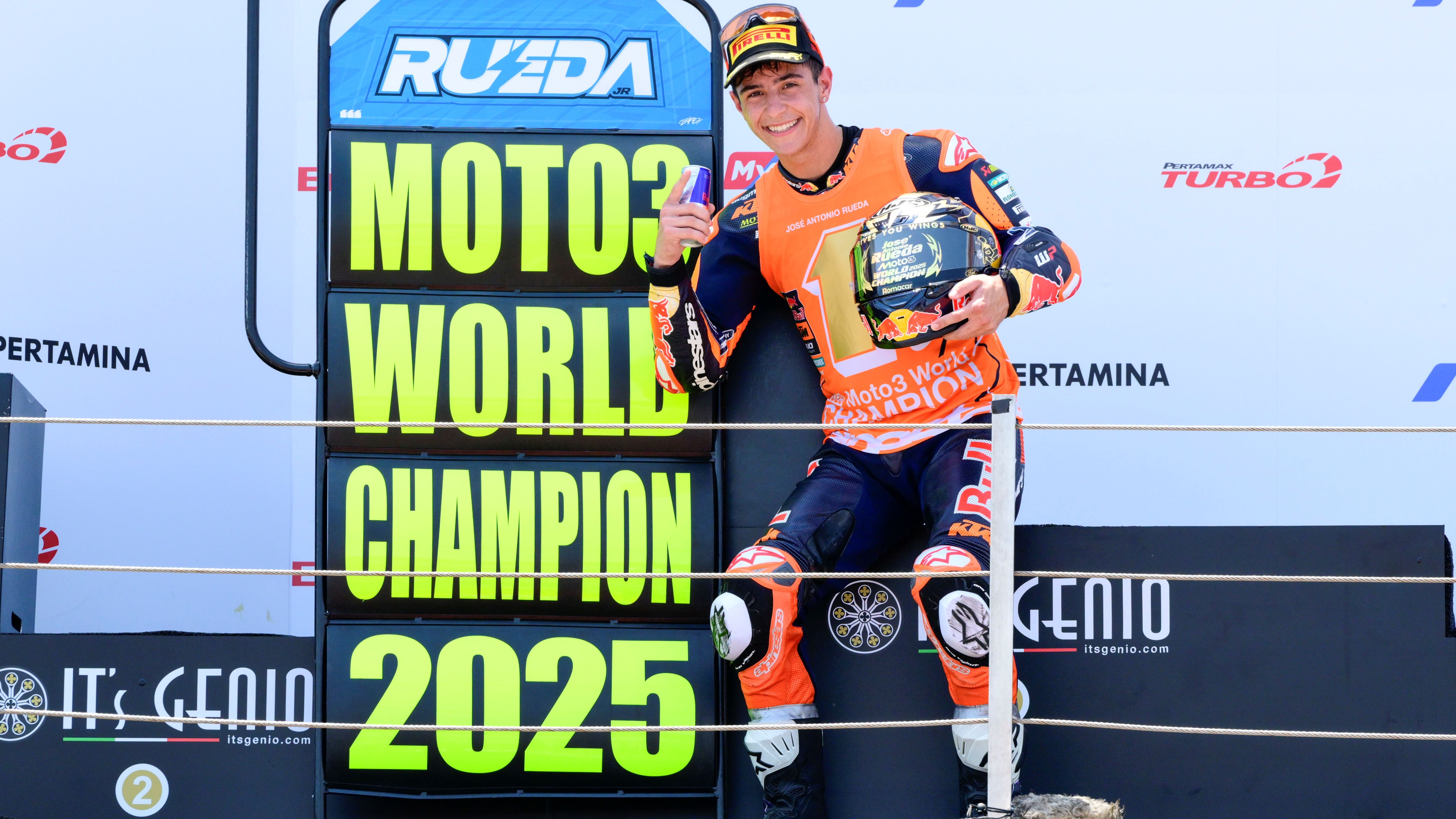 José Antonio Rueda posa como campeón del mundo, Moto3 Indonesia 2025