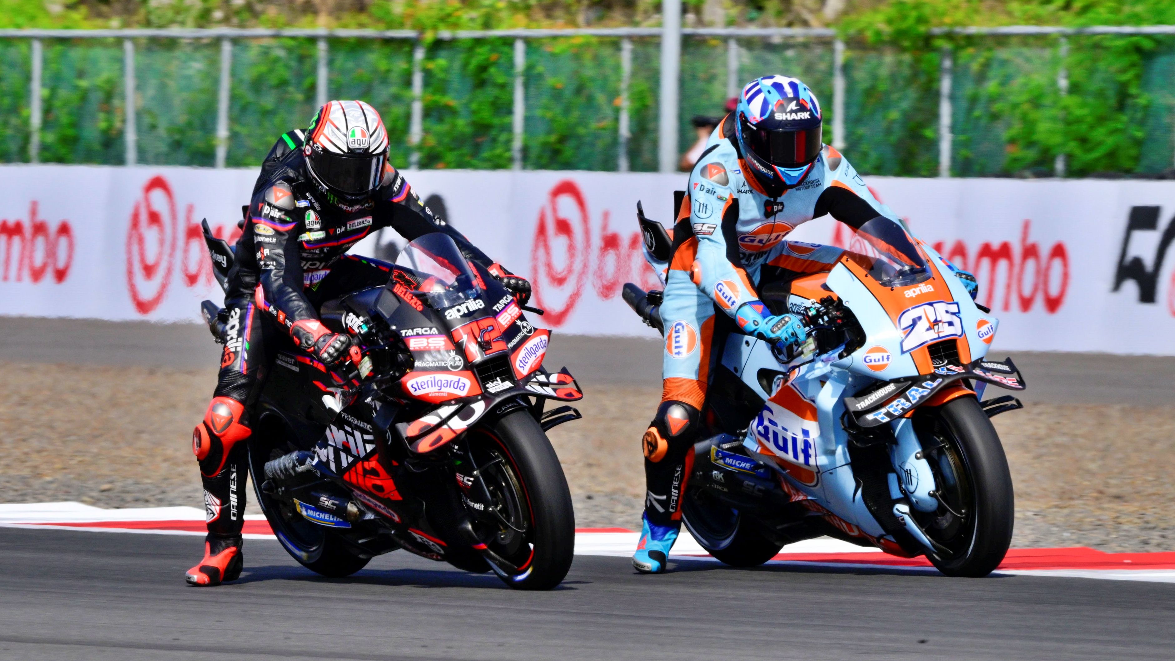 Marco Bezzecchi pasa a Raúl Fernández en el Sprint, MotoGP Indonesia 2025