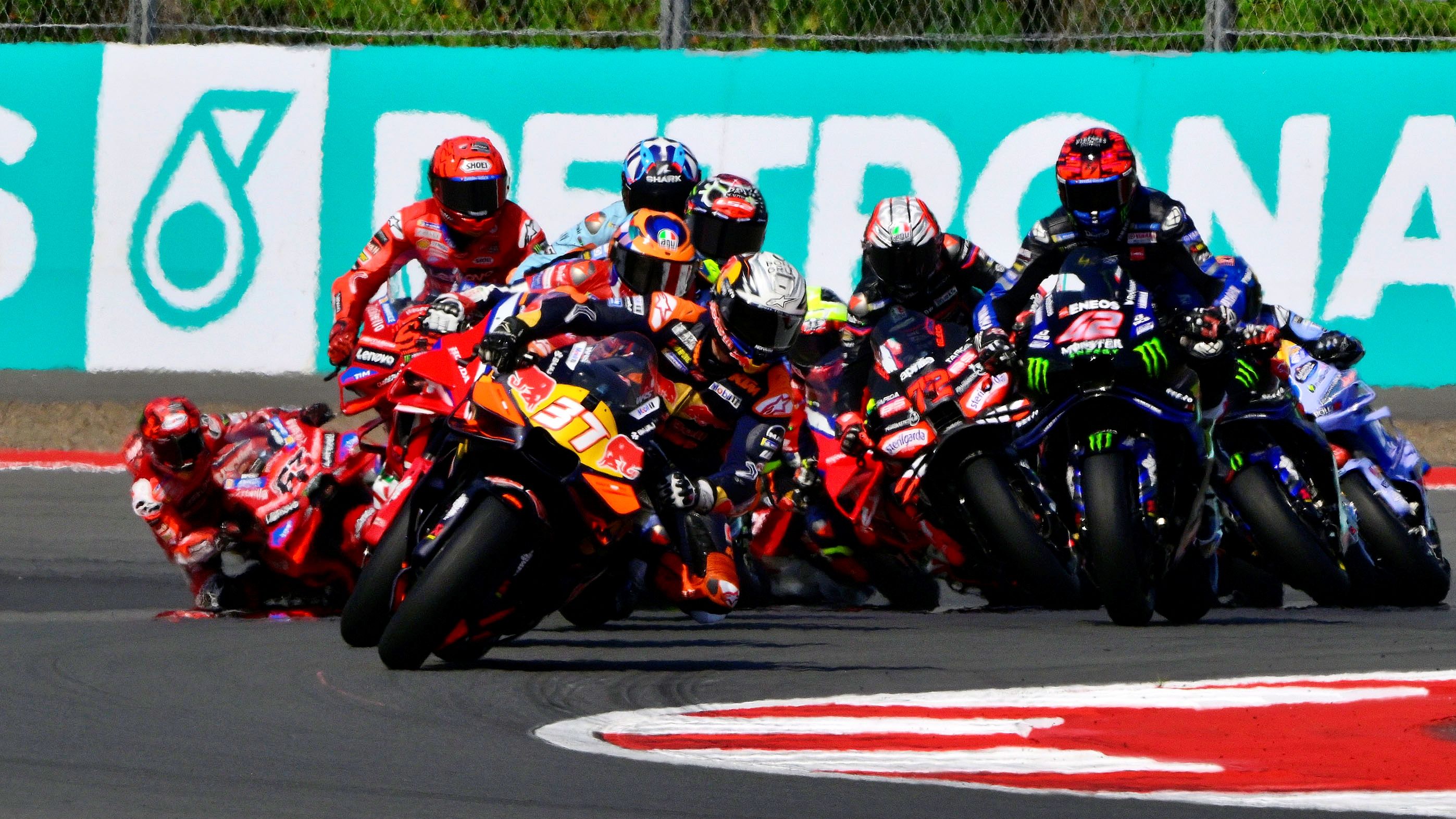 Pedro Acosta lidera el grupo en la salida, MotoGP Indonesia 2025