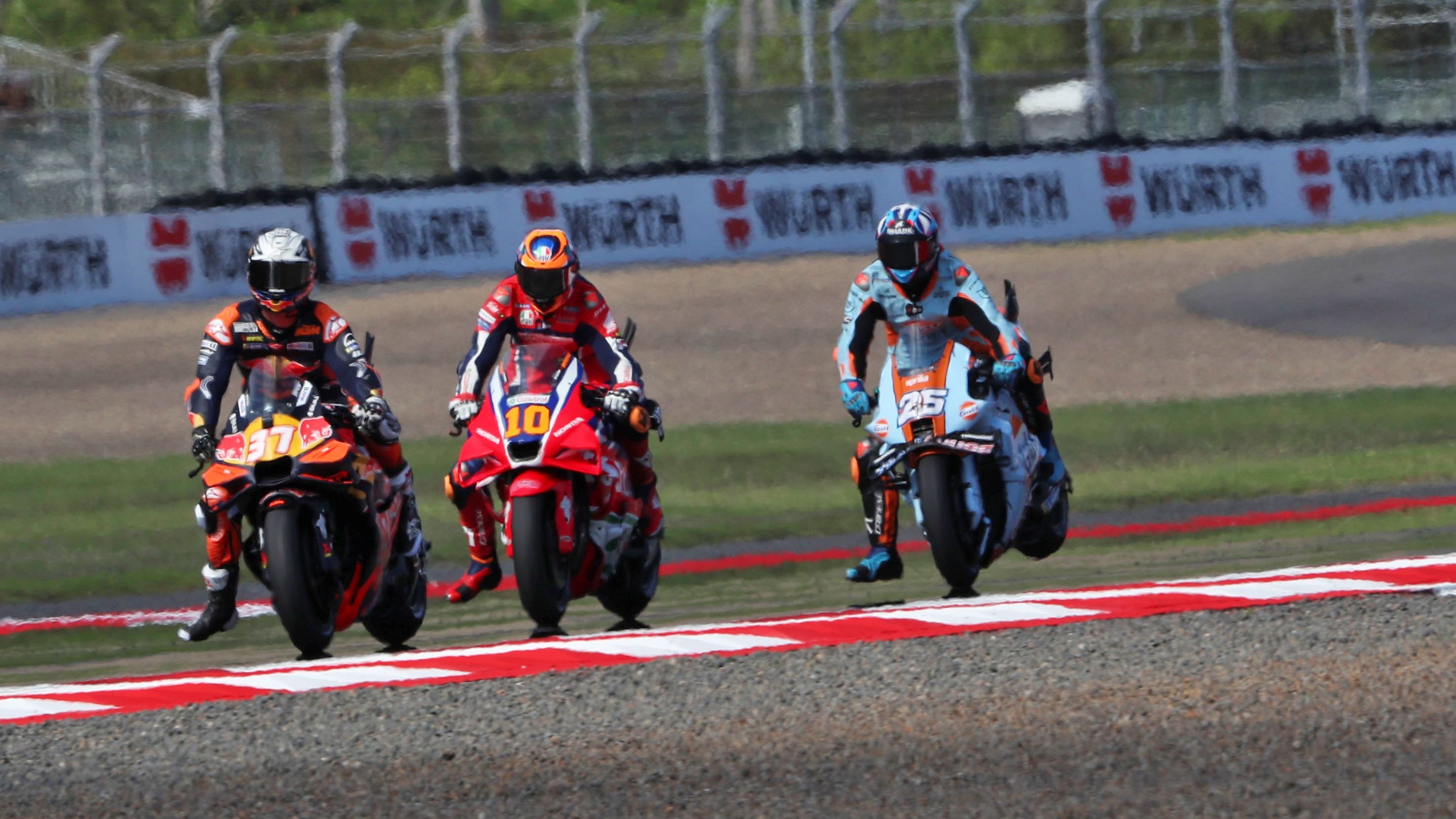 Pedro Acosta, Luca Marini y Raúl Fernández apuran la frenada, MotoGP Indonesia 2025