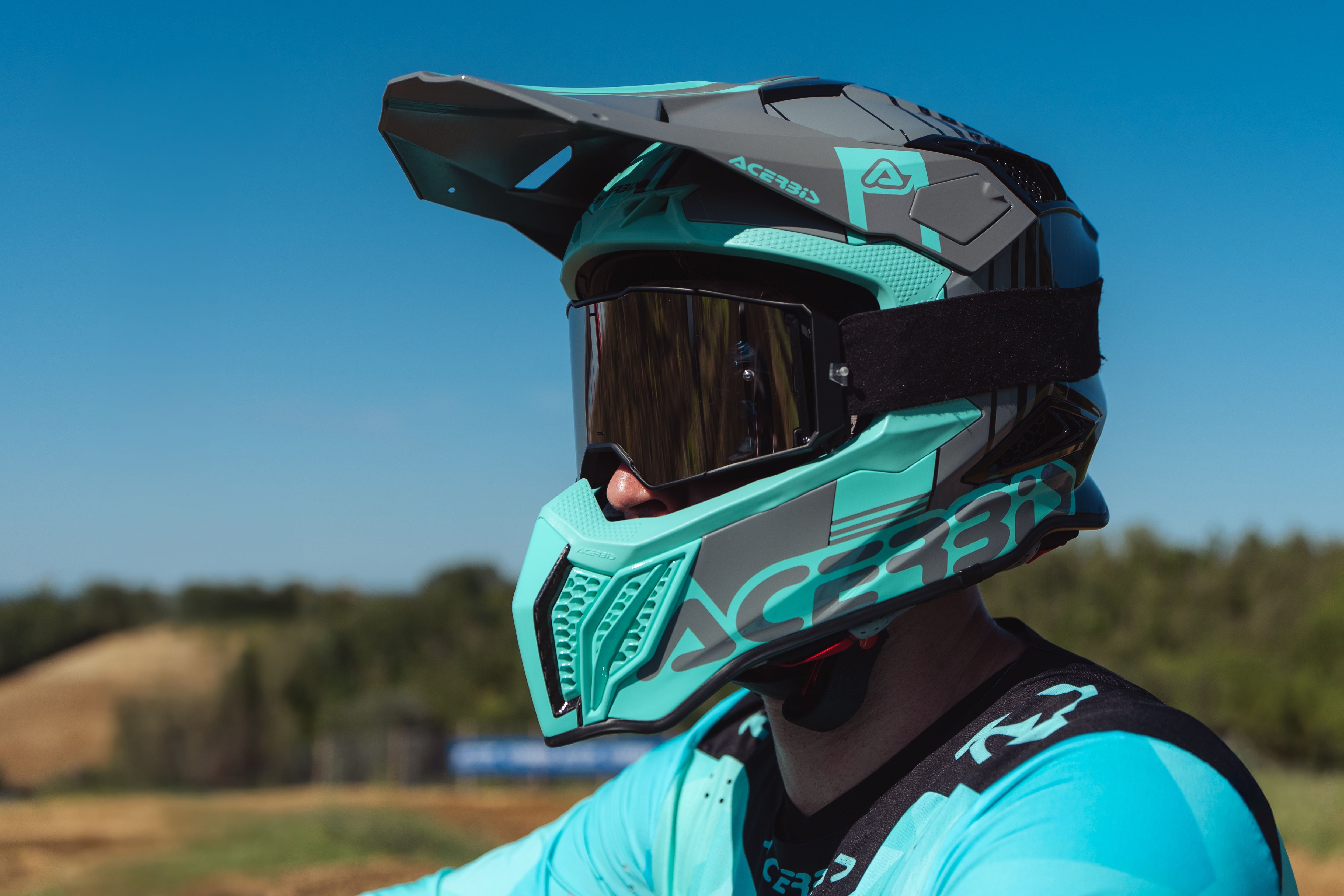 Acerbis lanza el casco AIRSTRIKE-C, nueva referencia para el offroad