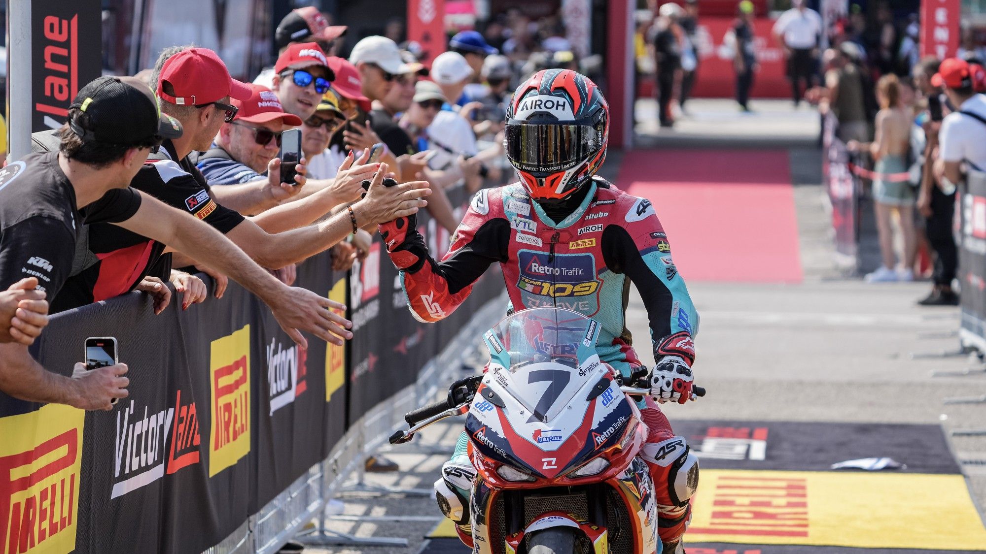 Beñat Fernández celebrando su victoria en Misano