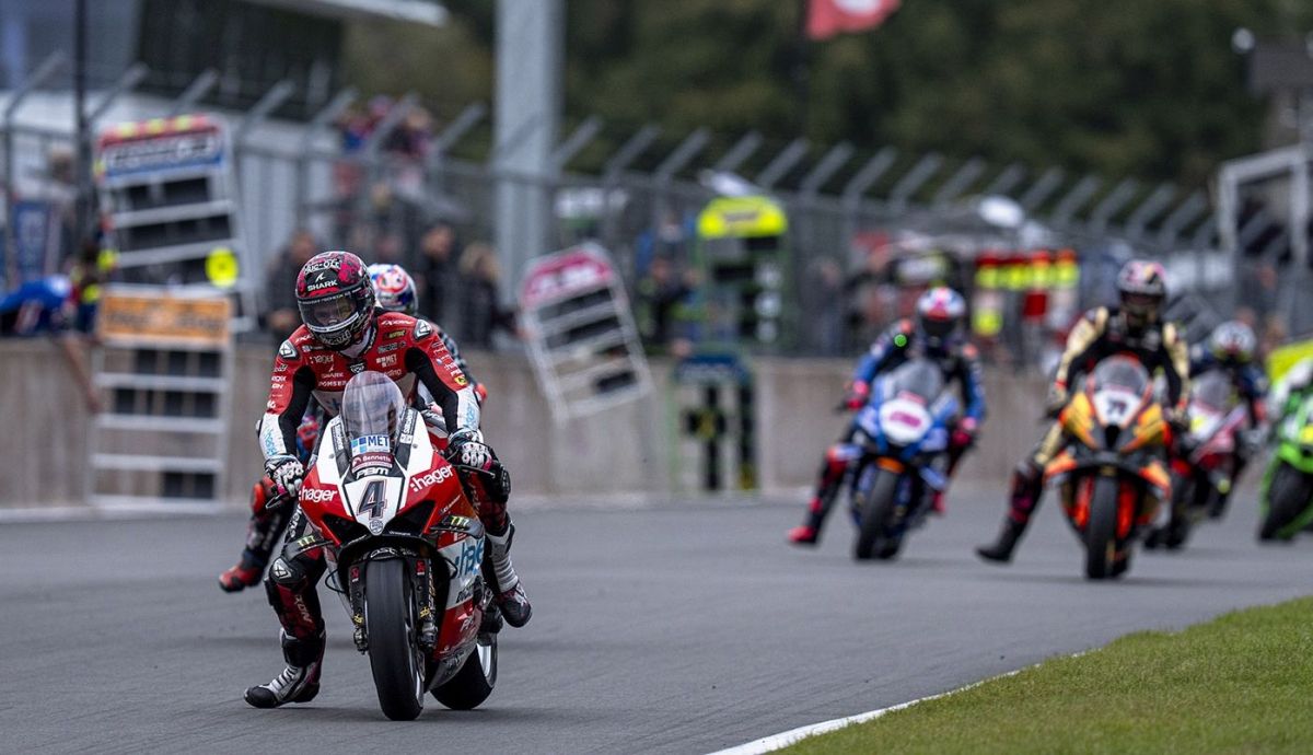 Scott Redding se escapa rumbo a la victoria en Oulton Park Scott Redding se escapa rumbo a la victoria en Oulton Park