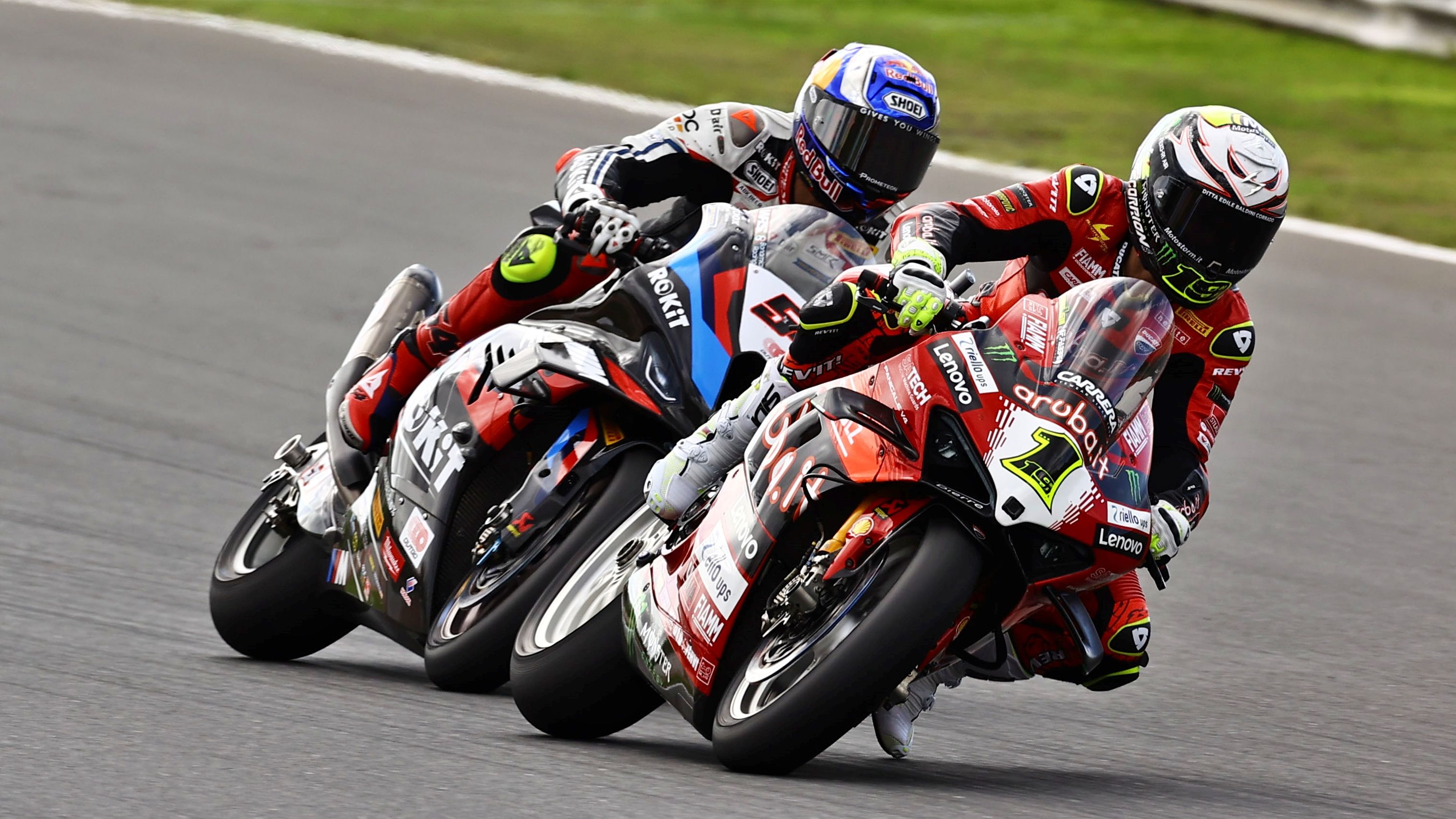 Álvaro Bautista y Toprak Razgatlioglu el año pasado en una de las carreras del WorldSBK en Estoril